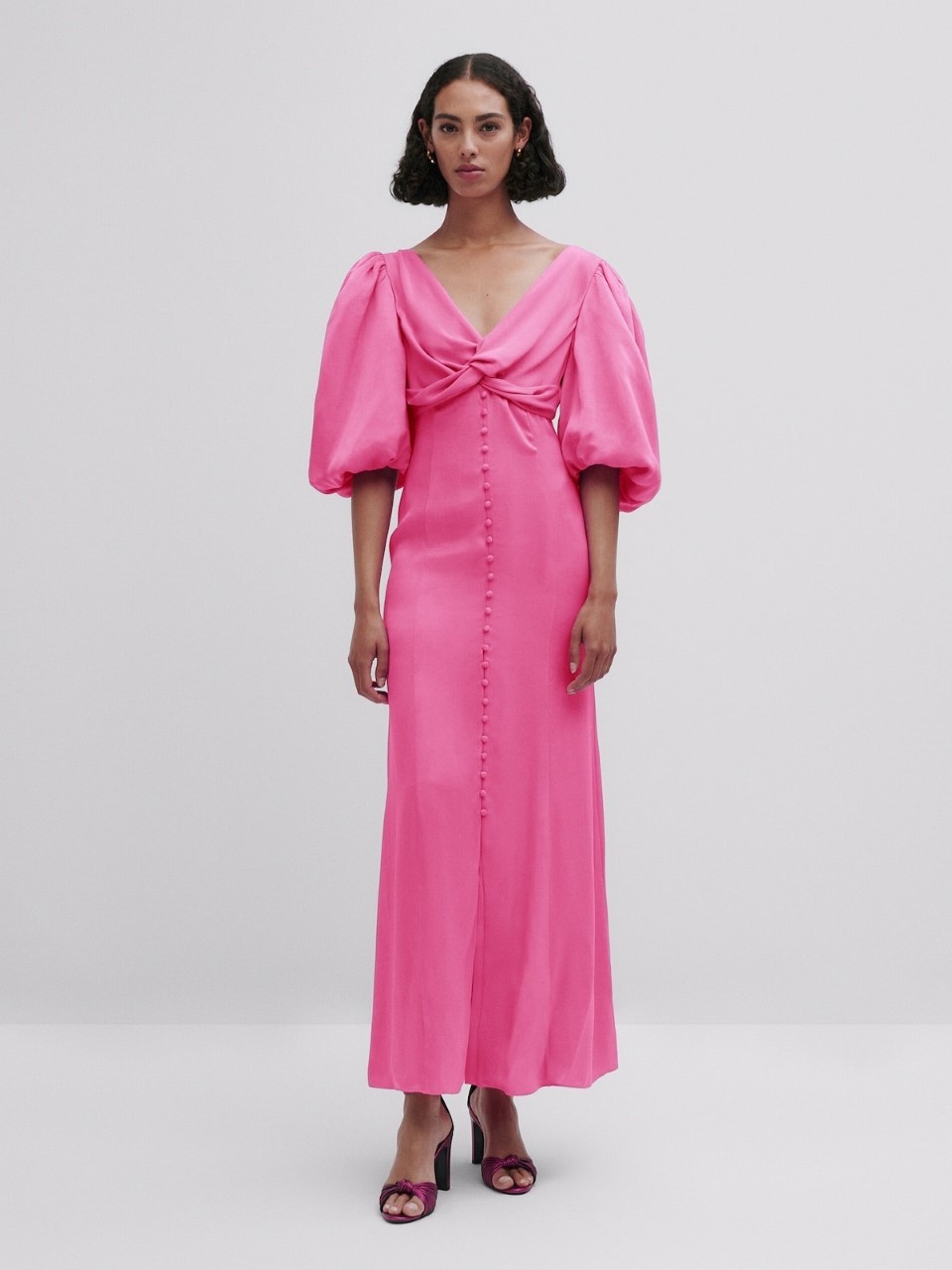 Vestido de invitada rosa de Massimo Dutti Studio.