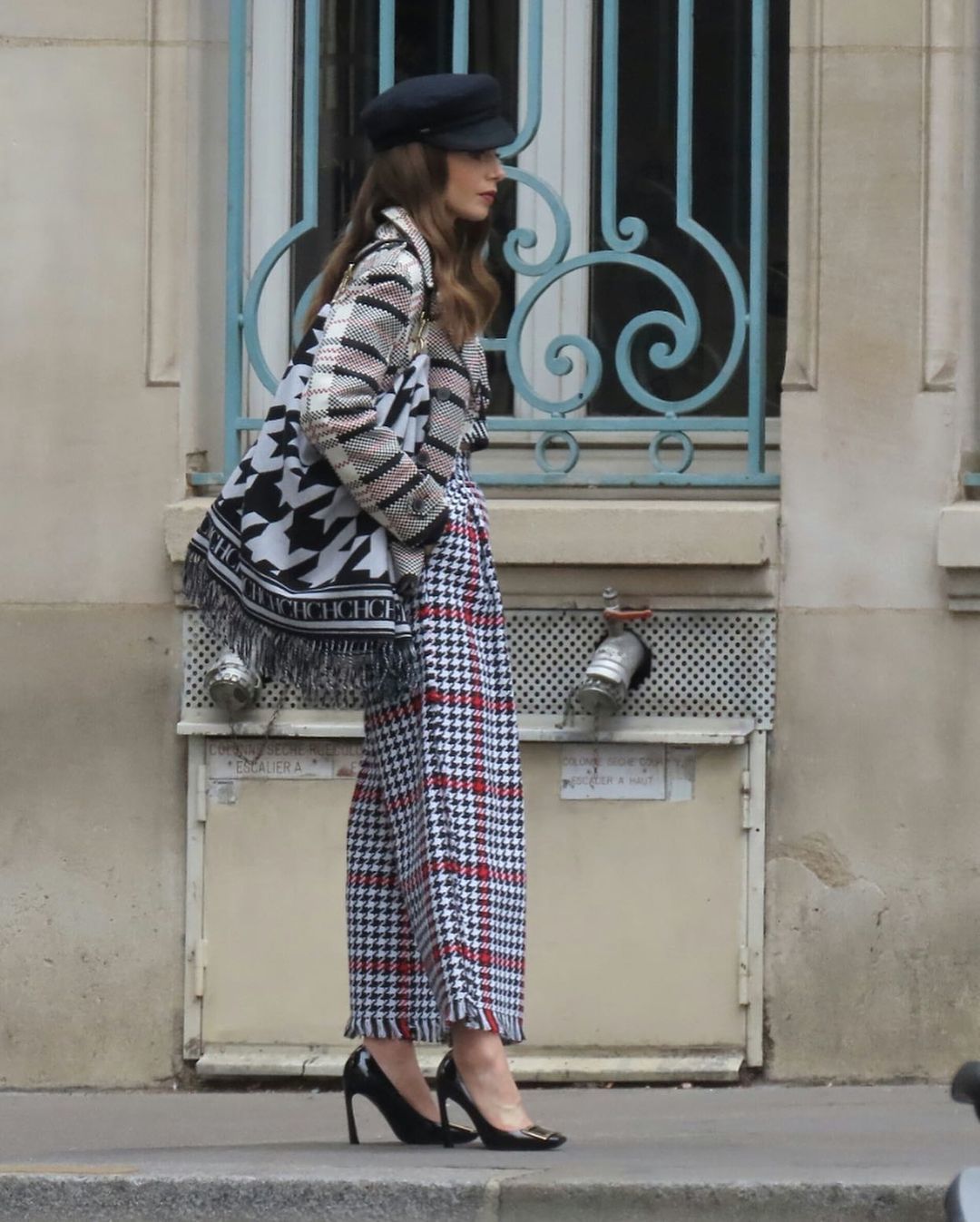 El primer look de Emily in París tiene la primera tendencia importante del otoño.