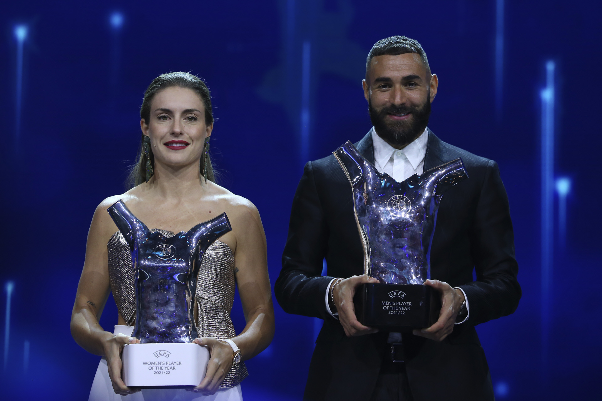 Alexia Putellas y Karim Benzema reciben el premio de la UEFA.