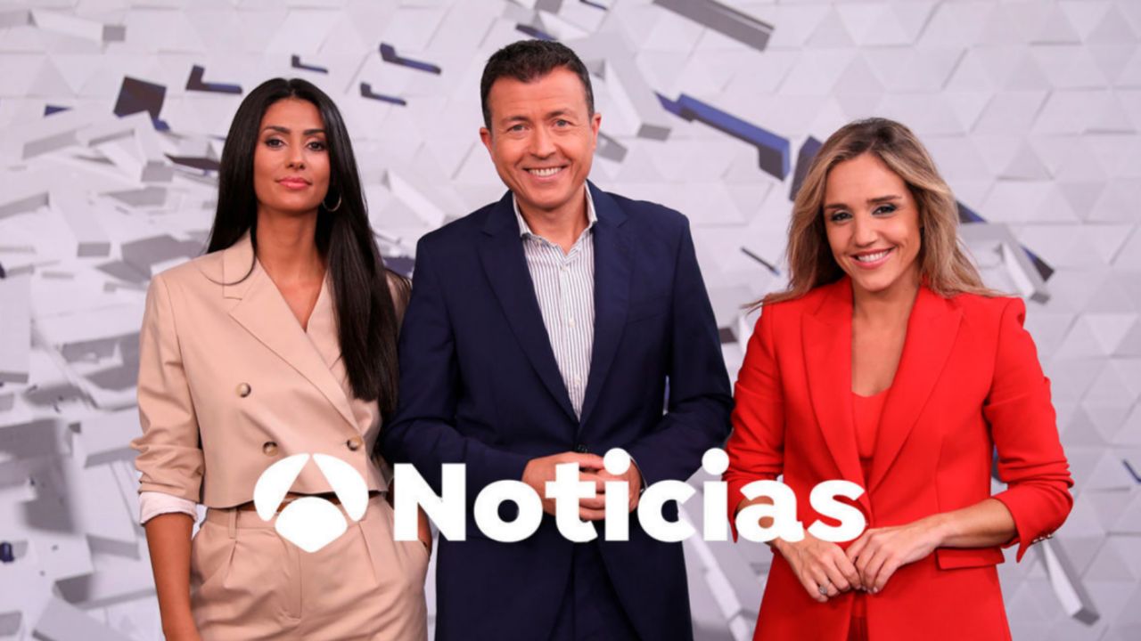 En la imagen Manu Sánchez, junto a Marina Monzón y Noor Ben Yessef, están al frente de 'Noticias de la Mañana' de Antena 3. En el caso de las televisiones privadas, la diferencia de edad entre presentadores masculinos y femeninos es más llamativa.