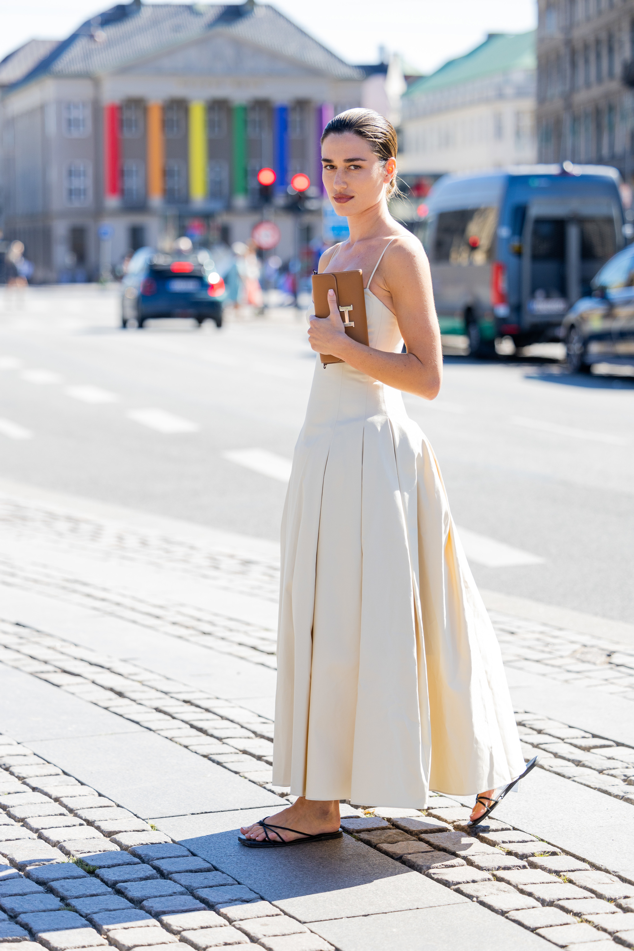 Ilirida Krasniqi con vestido beige y sandalias planas.