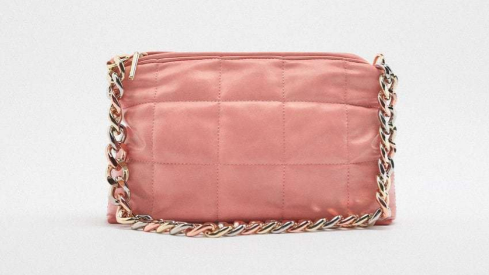 Bolso cadena rosa. Zara. (25,95 euros).