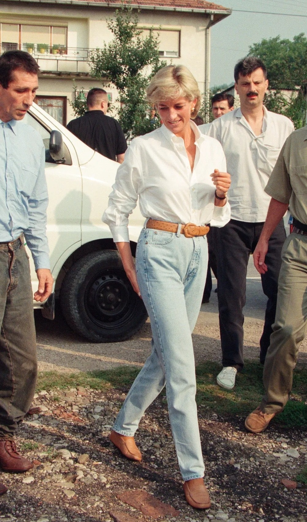 Lady Di con camisa blanca, jeans y mocasines.