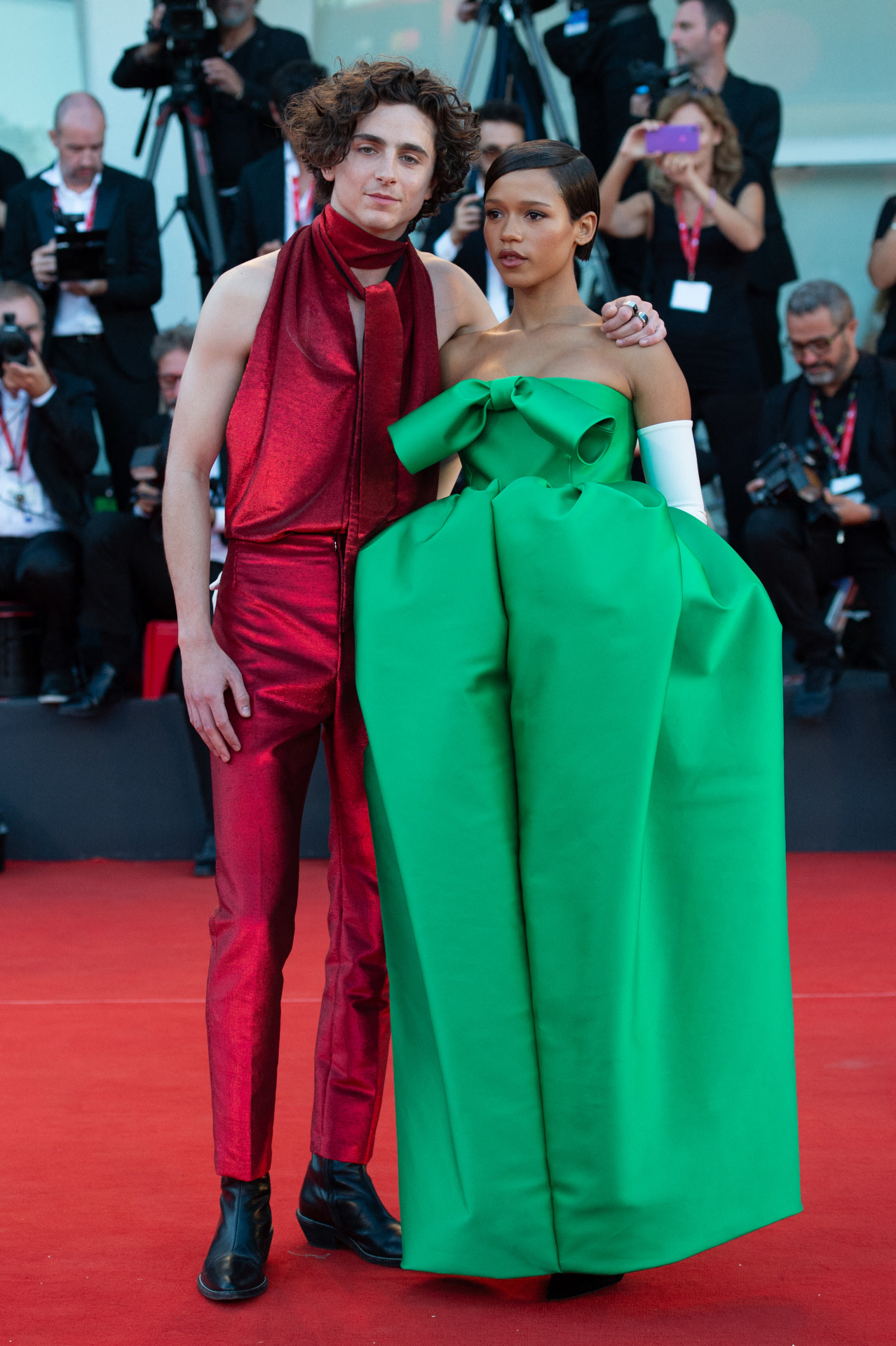 Timothée Chalamet y Taylor Russell en la alfombra roja del Festival de Venencia.