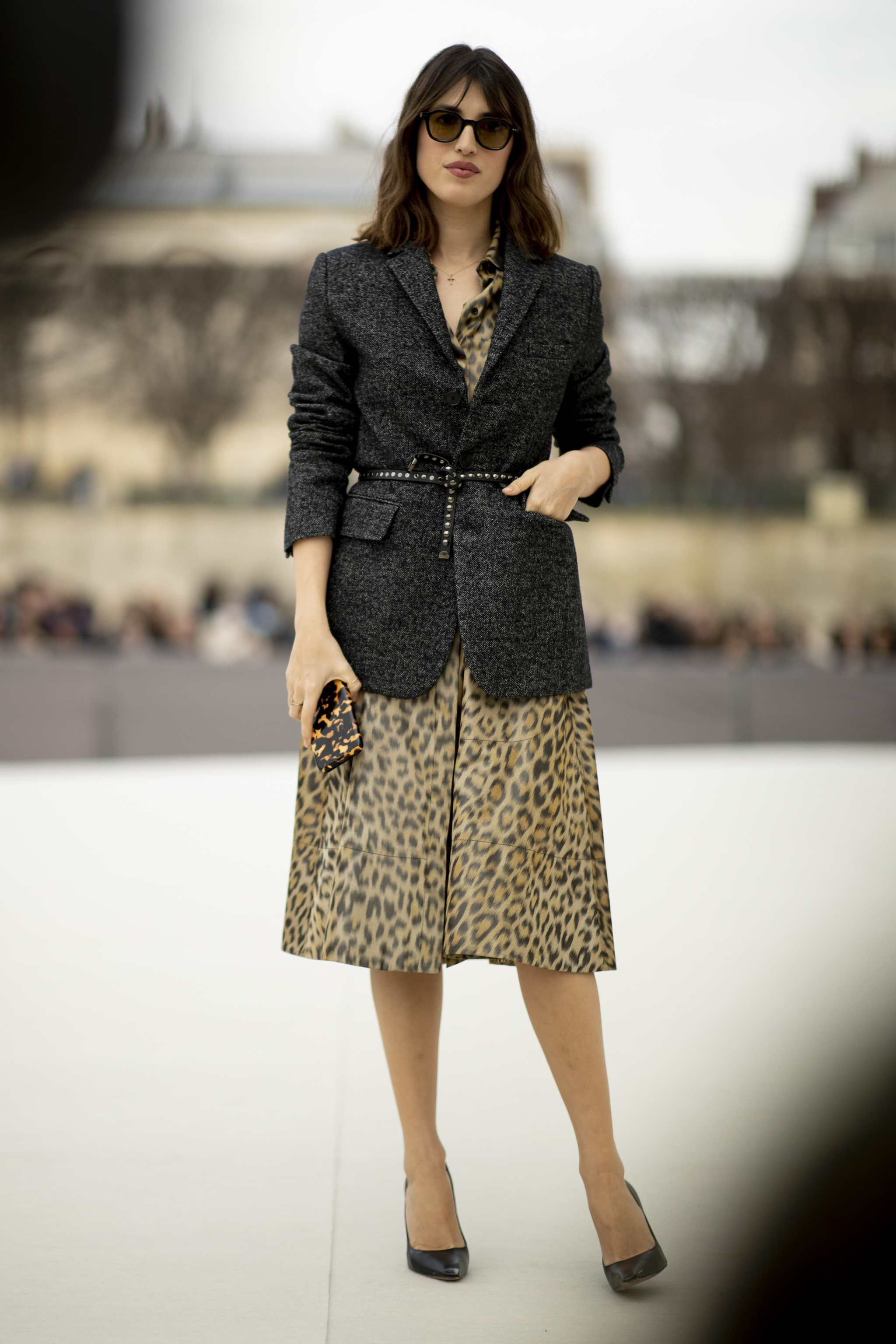 Jeanne Damas con un blazer, salones y vestido en leopard print.