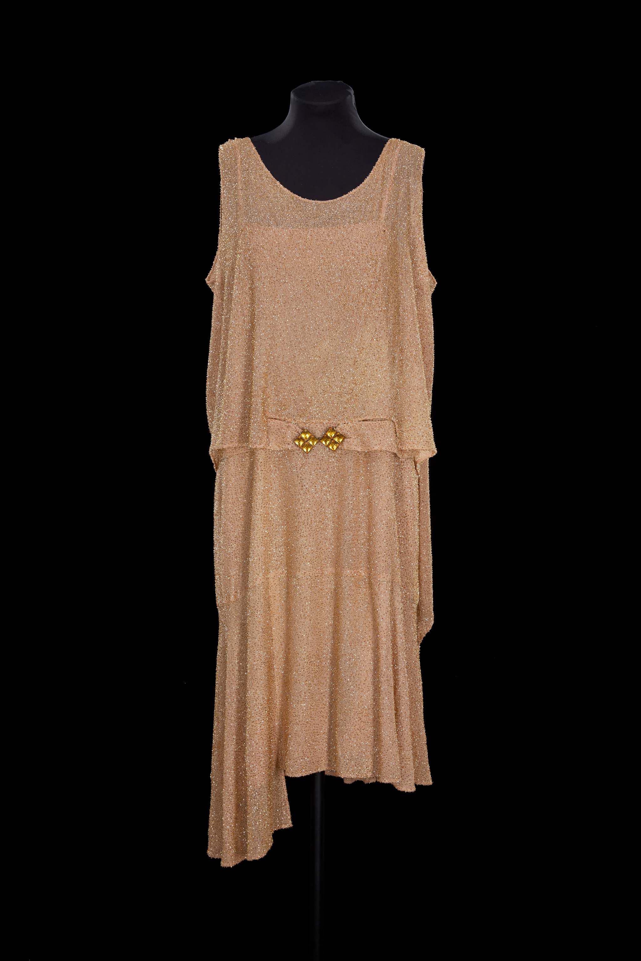 Vestido de noche de satén de 1927 firmado por Chanel