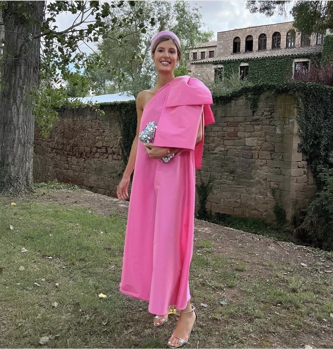 María de la Orden con un vestido de invitada rosa.