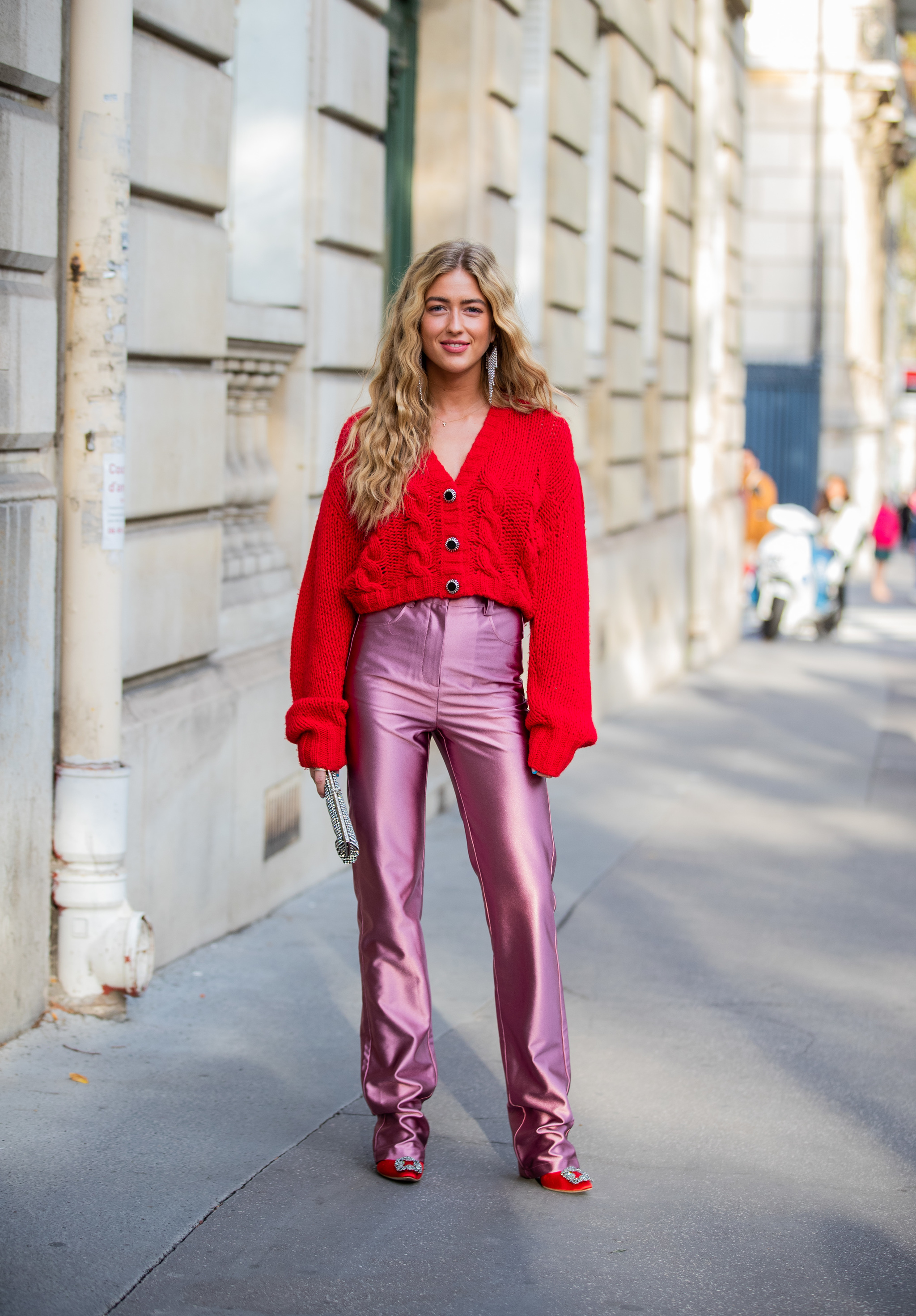 Emili Sindlev con un look que combina rojo y rosa.