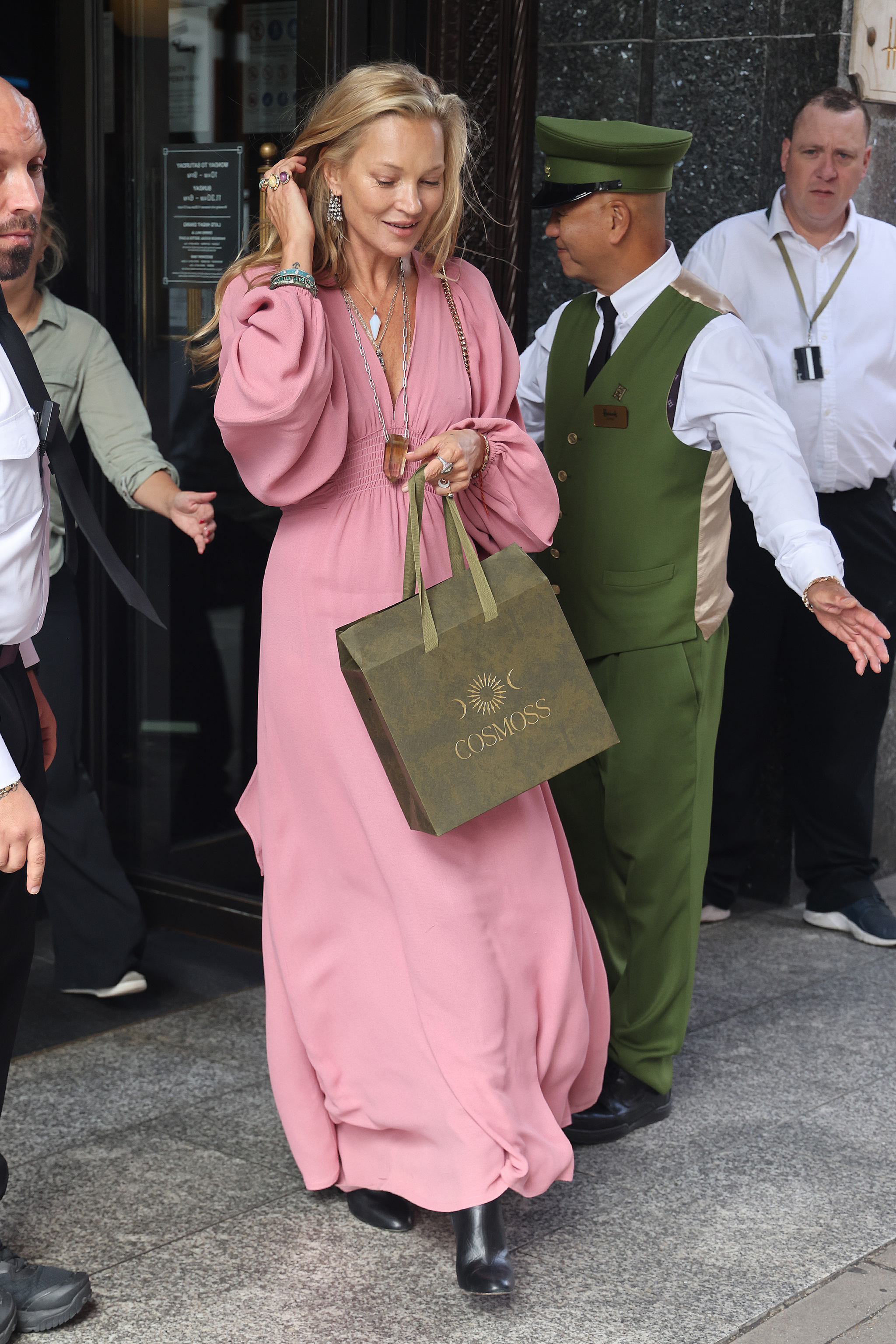 Kate Moss con el vestido rosa del momento.