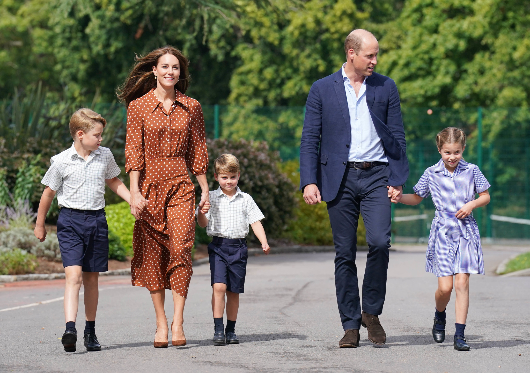 El príncipe Guillermo con su mujer Kate Middleton y sus hijos el primer día de colegio.