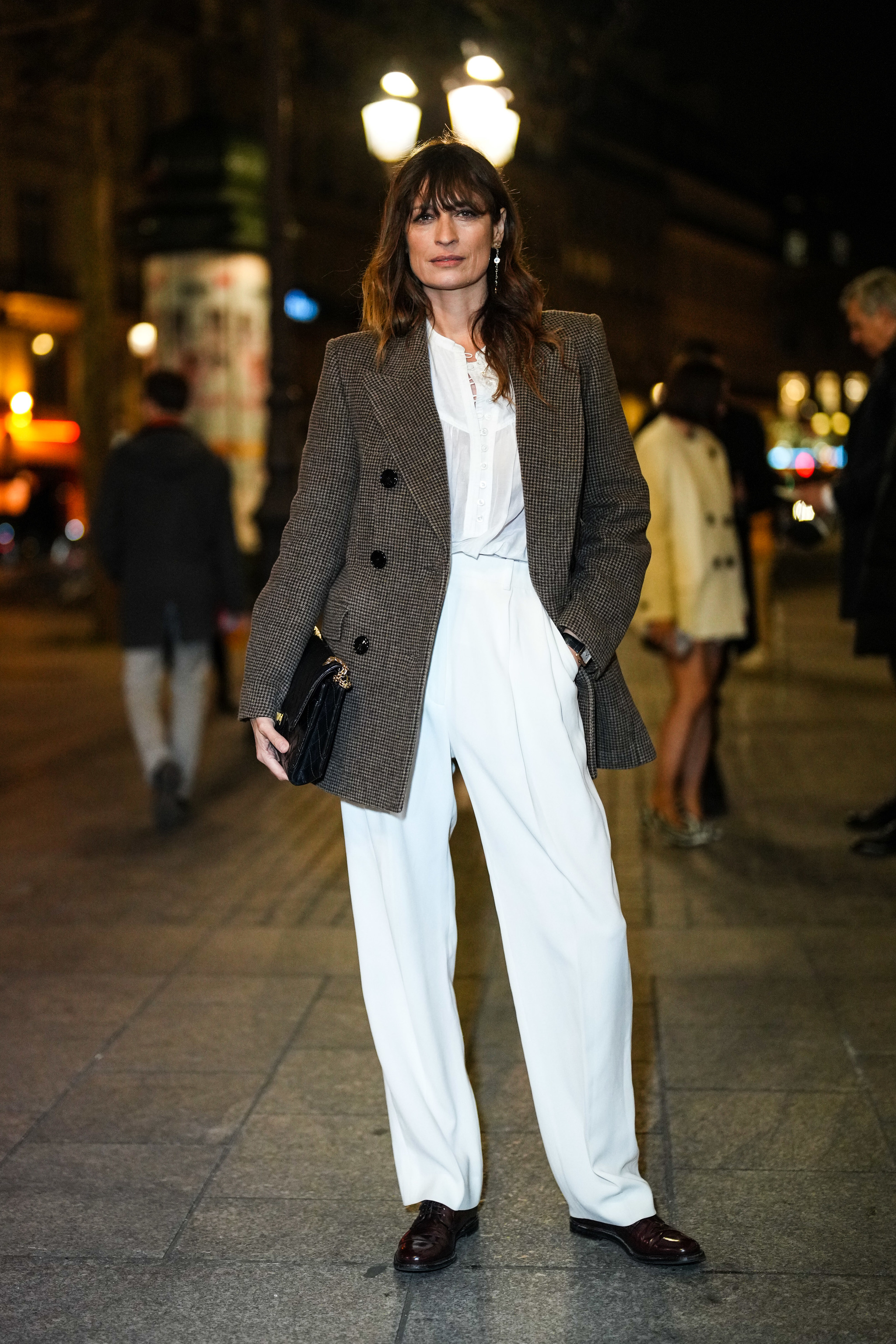 Caroline de Maigret con pantalones blancos y blazer en tweed.