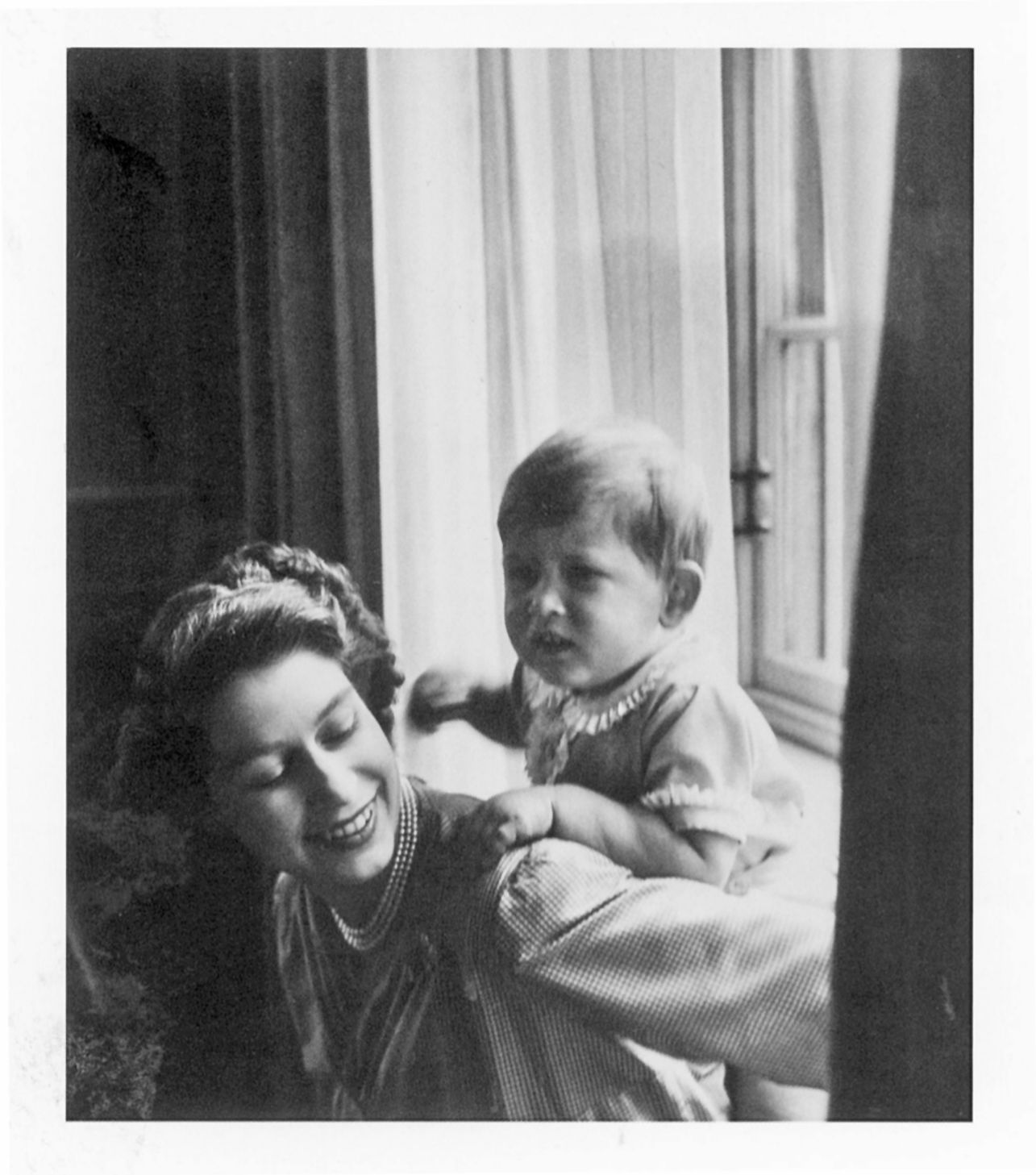 Isabel II y su hijo Carlos