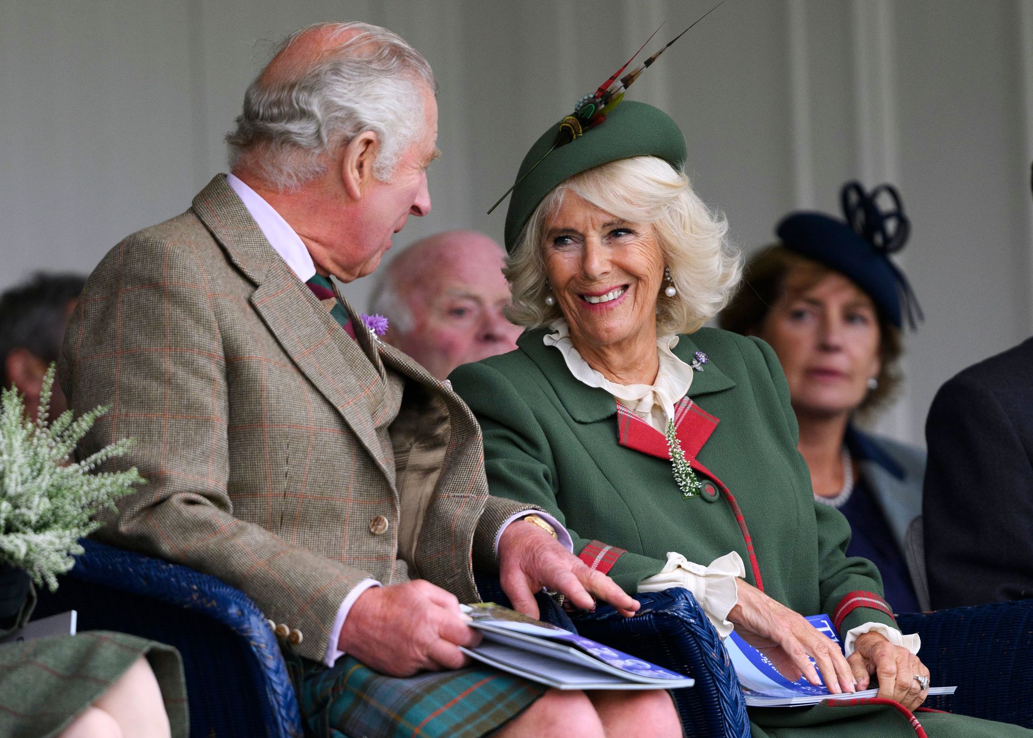 Carlos de Inglaterra con su mujer Camilla asistiendo a los Juegos de las Tierras Altas de Braemar, Escocia, a principios de septiembre de 2022.
