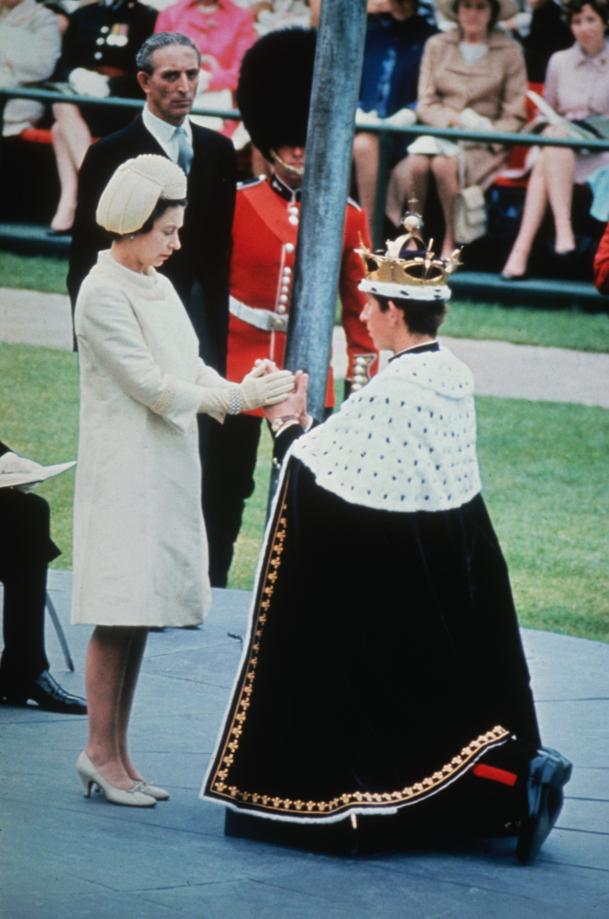 La reina Isabel II durante la ceremonia de investidura de su hijo Carlos como príncipe de Gales.