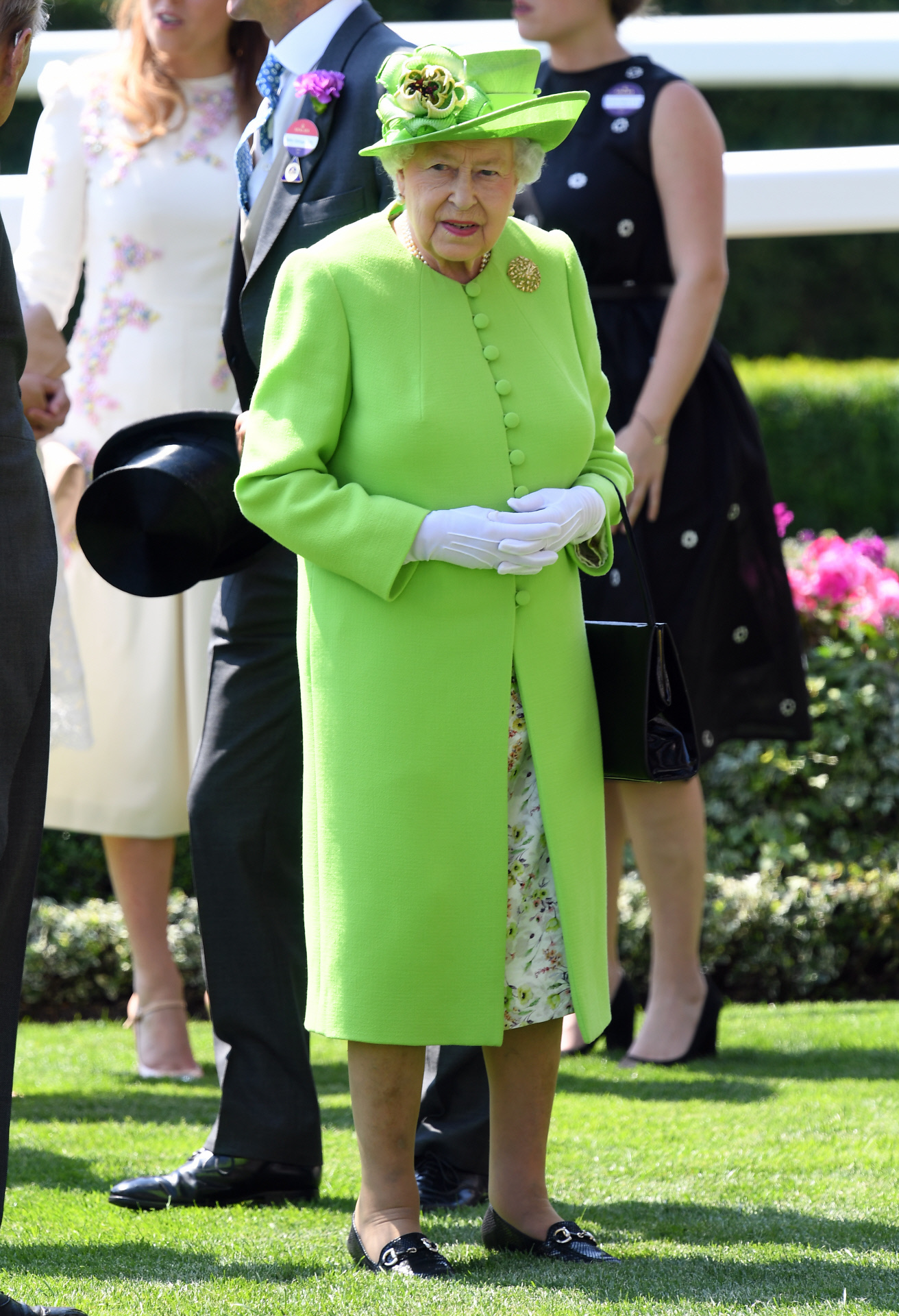 La reina Isabel II con un look verde neón.