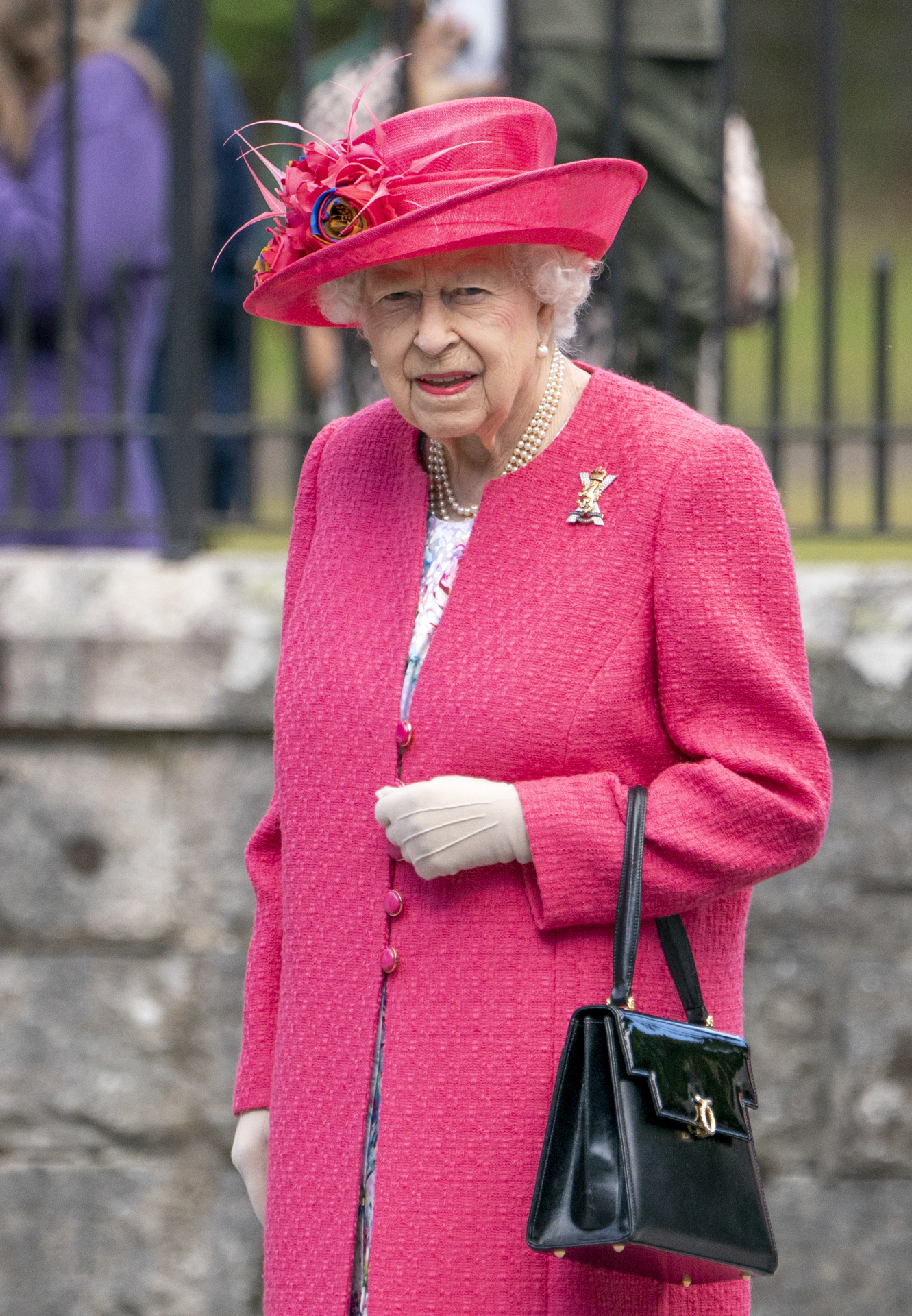 Isabel II con su bolso Launer London.