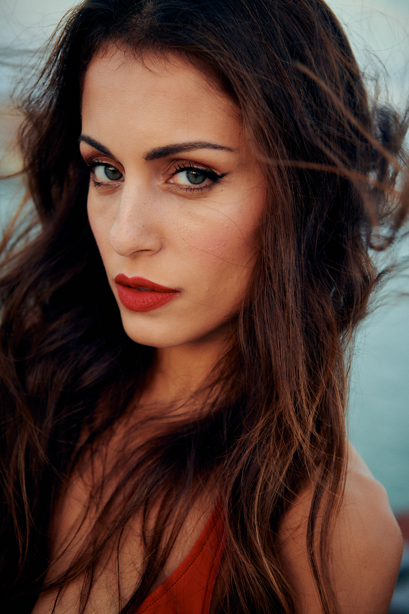 Entre las claves del look de maquillaje de Hiba Abouk destacan su eyeliner alado, sus labios rojos mate y sus párpados y piel luminosa.