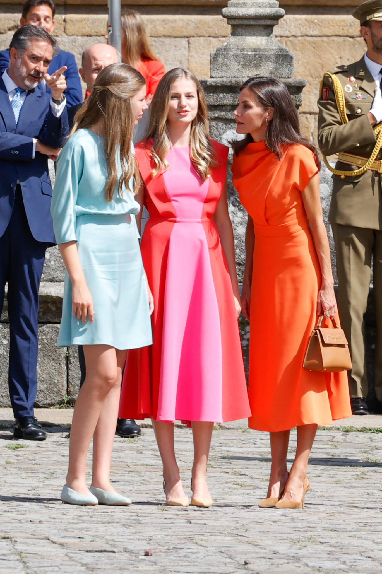 La reina Letizia con sus hijas.