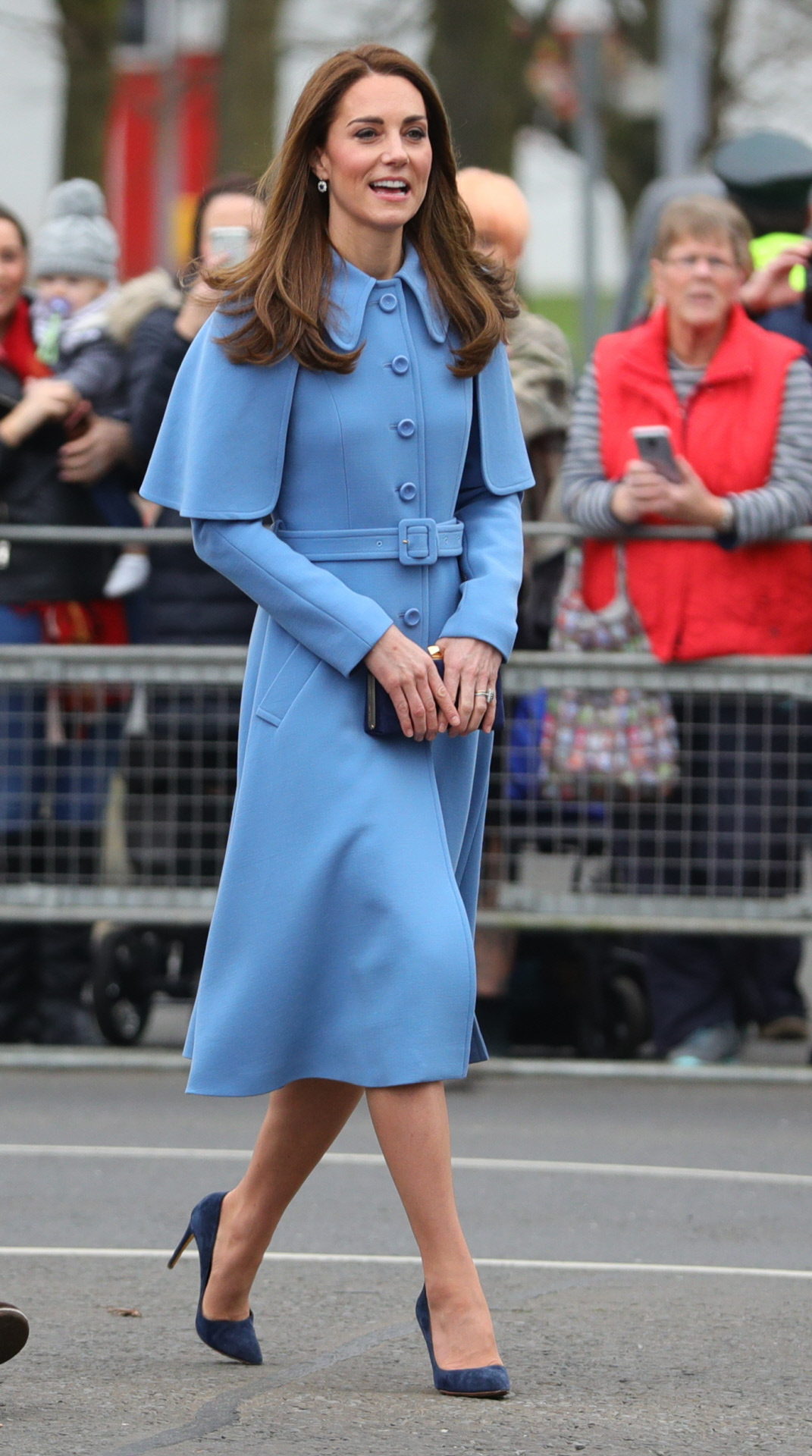 Kate Middleton con un abrigo azul de Mulberry.