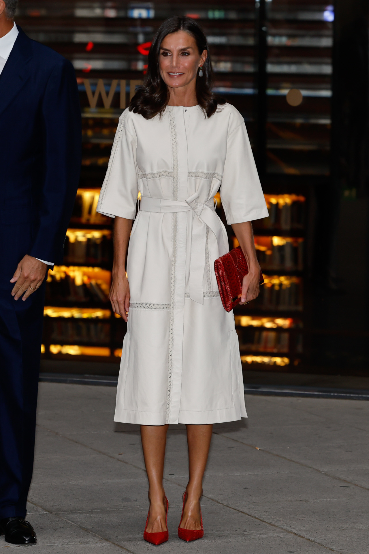 La reina Letizia, muy elegante con un vestido blanco y accesorios rojos.