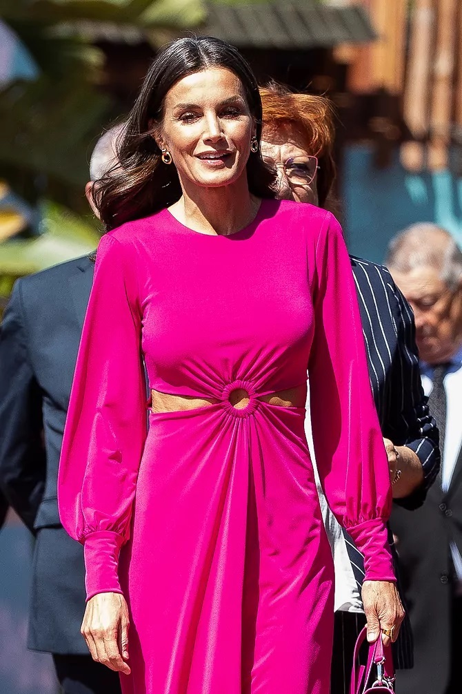La reina Letizia con vestido cut out fucsia de Cayro Woman.