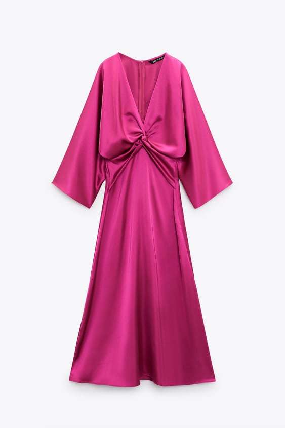 Vestido satinado de color fucsia. Zara (45,95 euros)