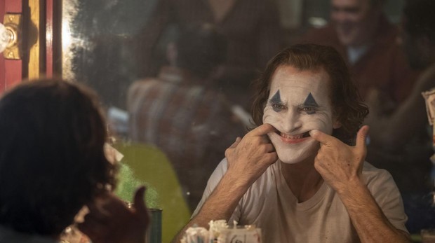 Joaquin Phoenix en Joker analiza la idea de infelicidad.