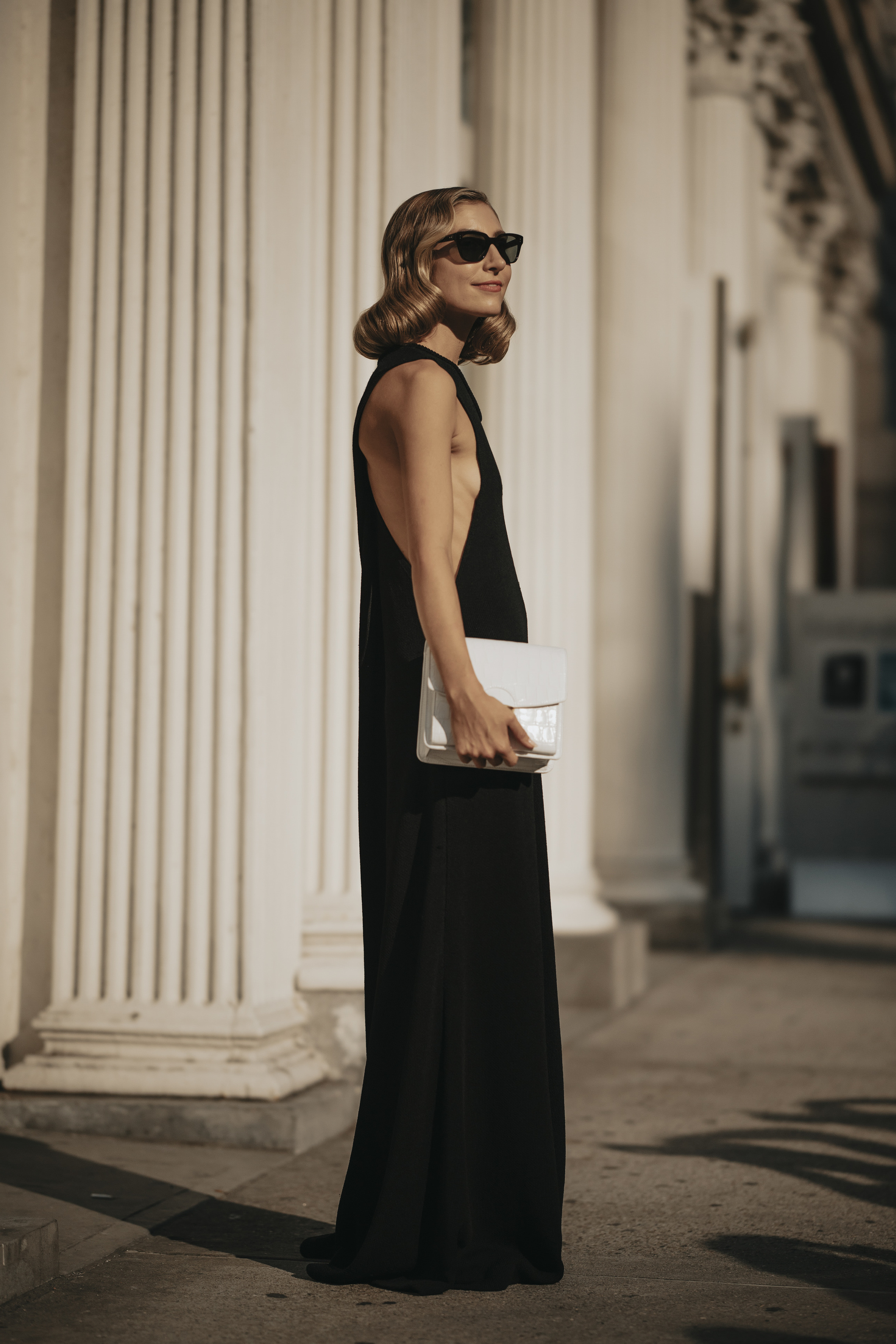 Jenny Walton con un vestido negro minimalista.