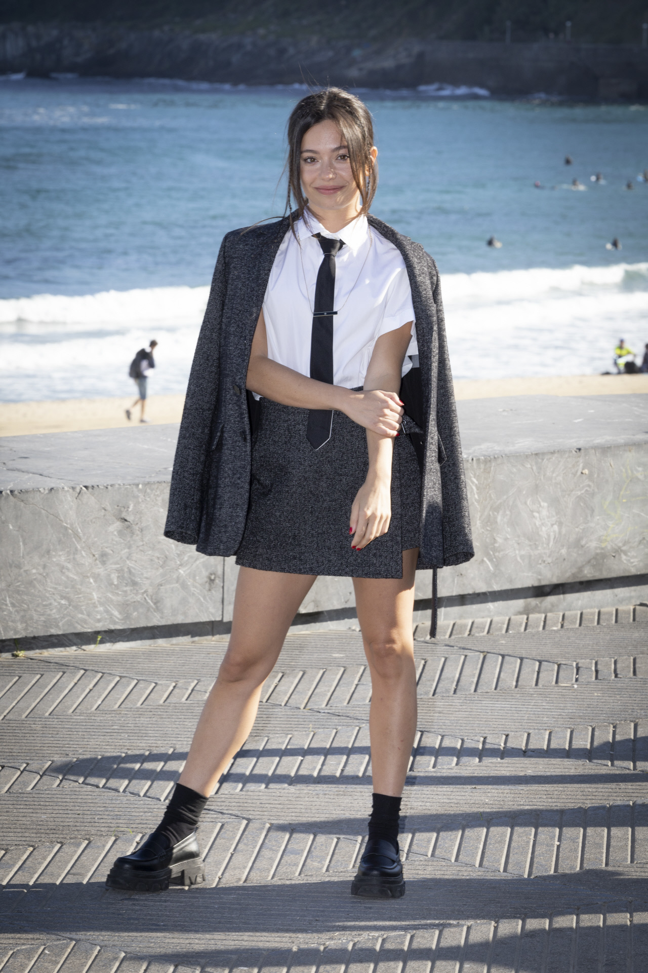 La actriz Anna Castillo, con traje de blazer y minifalda.