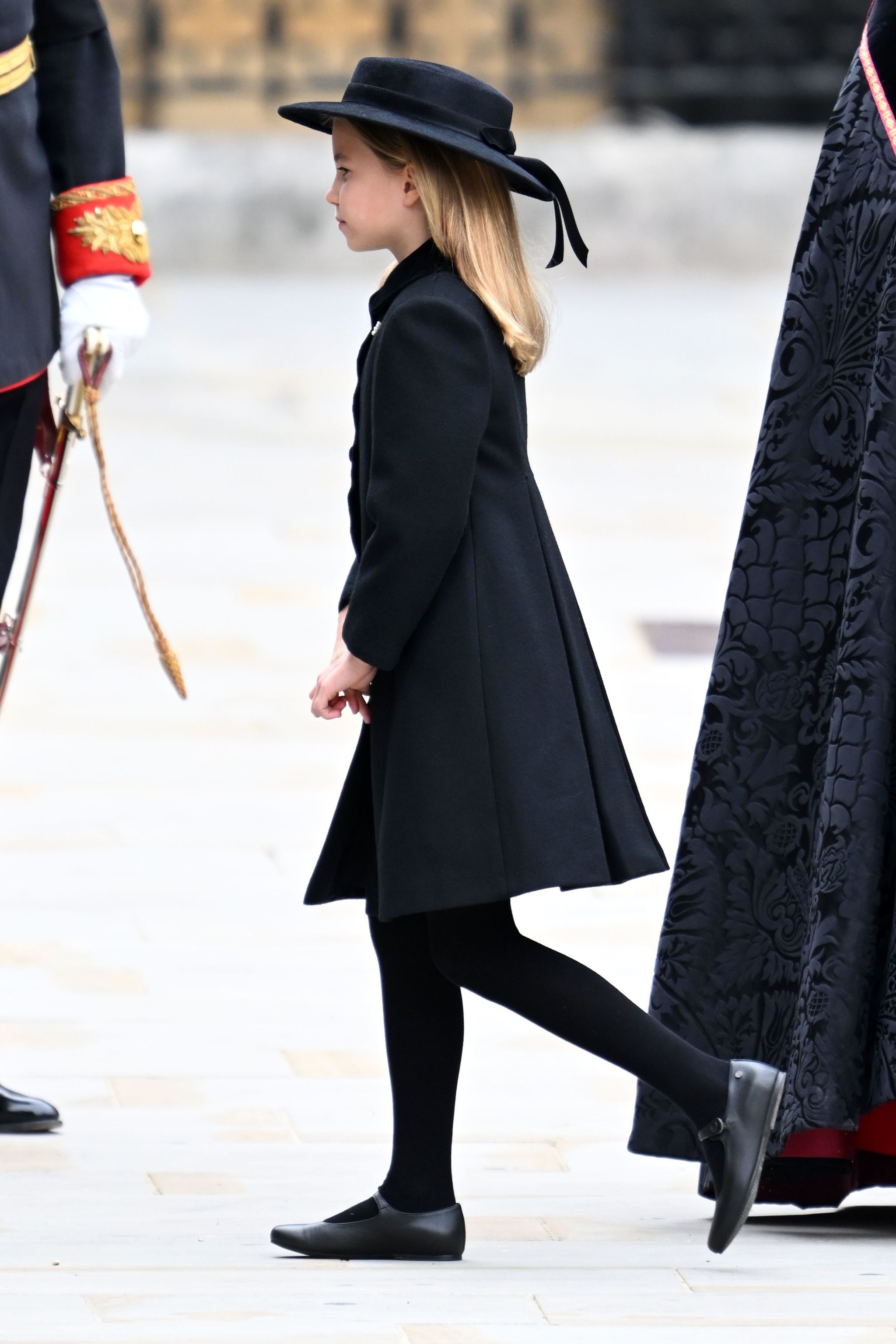 Carlota de Inglaterra con abrigo y pamela en el funeral de su bisabuela, Isabel II.
