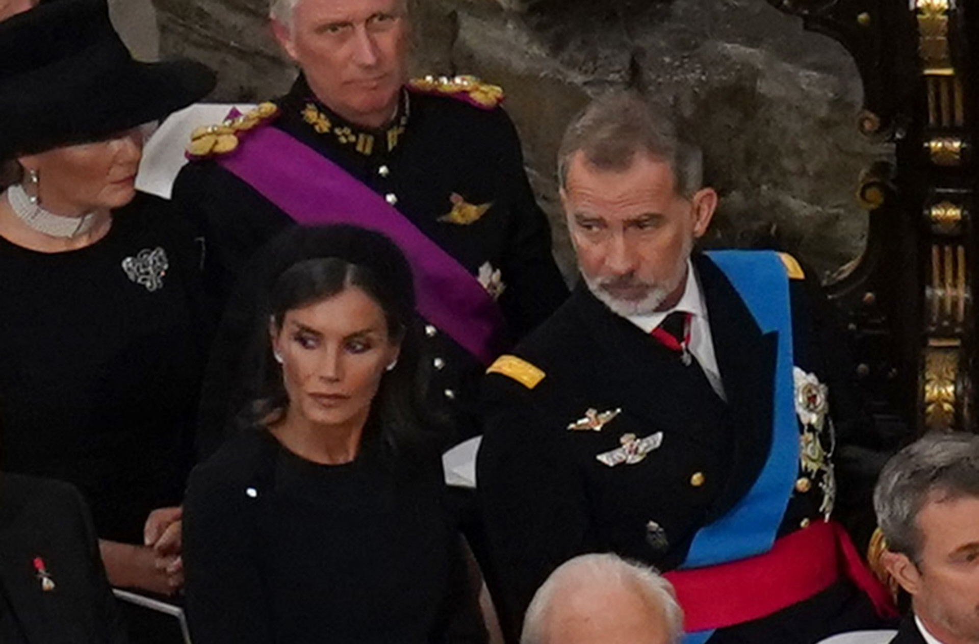 La reina Letizia, acompañada por el rey Felipe VI, con un tocado diadema acolchado.