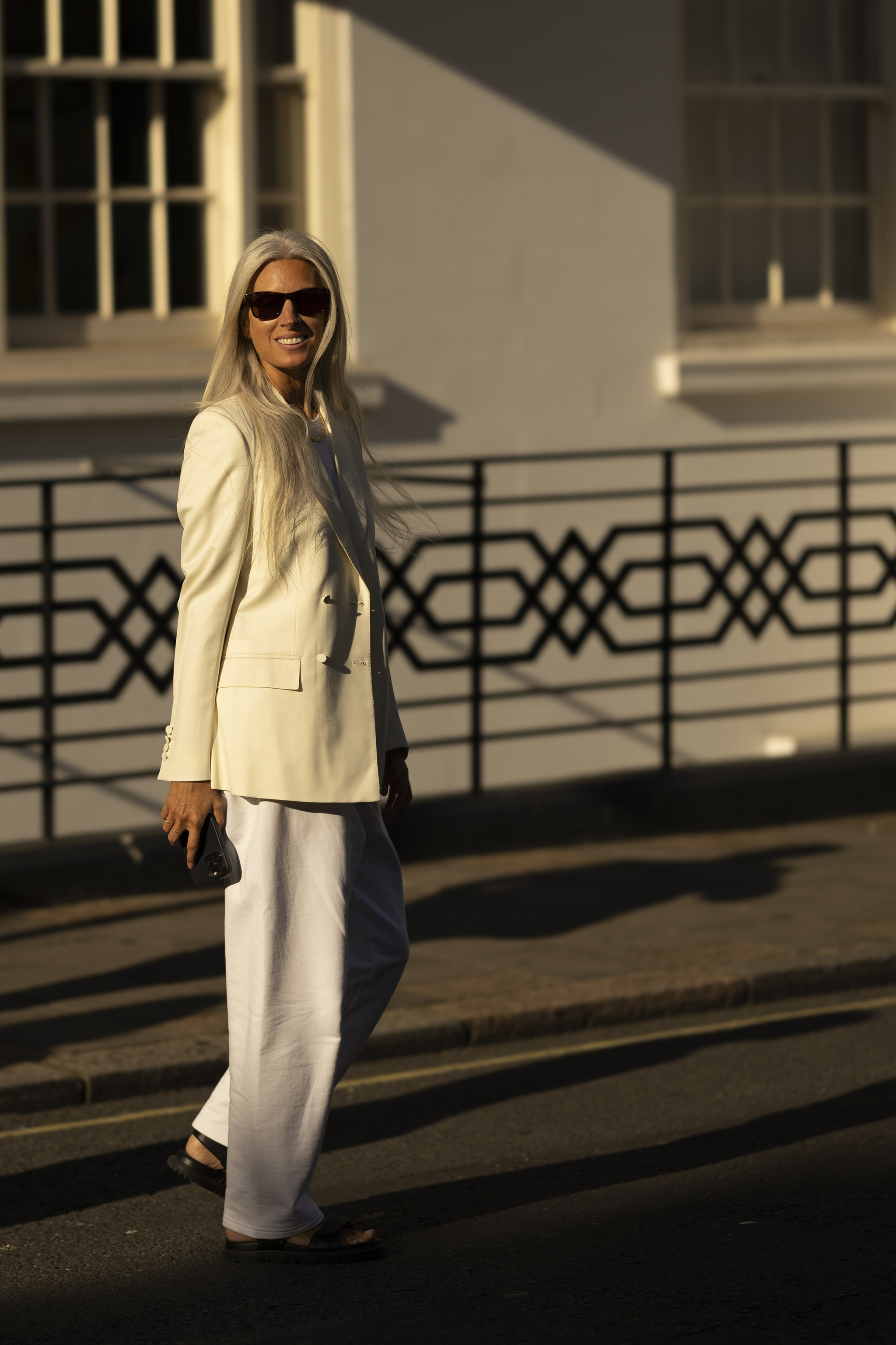 Sarah Harris con blazer color crudo por las calles de Londres.