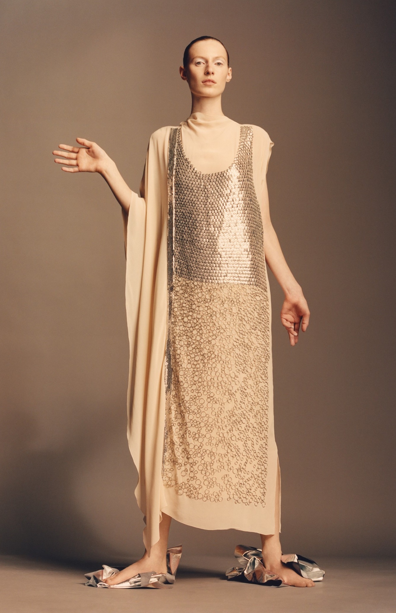 Vestido color nude con aplicaciones metálicas, de Zara Atelier.