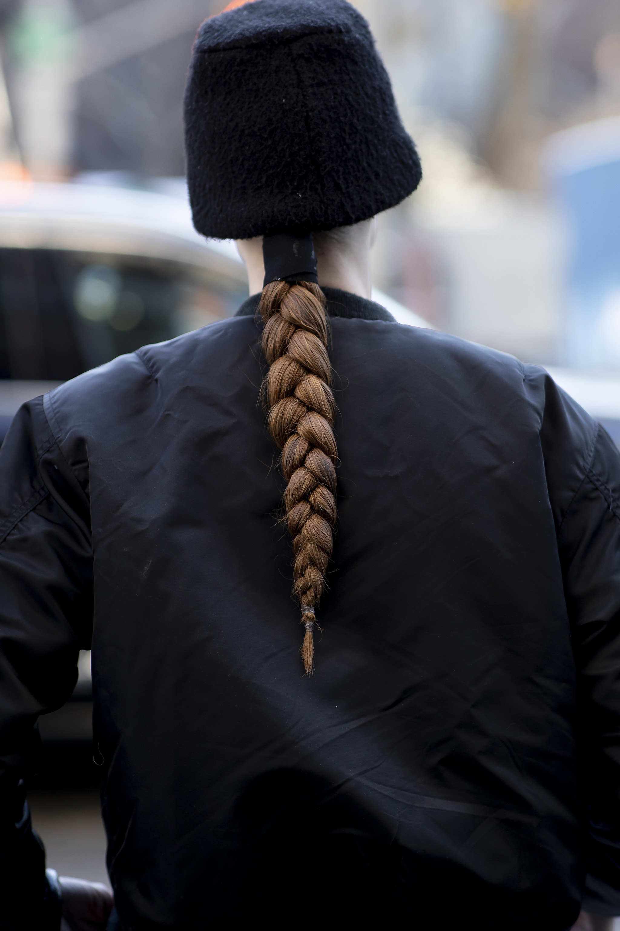 De cara a otoño, hemos visto trenzas con adornos y gorras minimalistas en el street style de Nueva York.