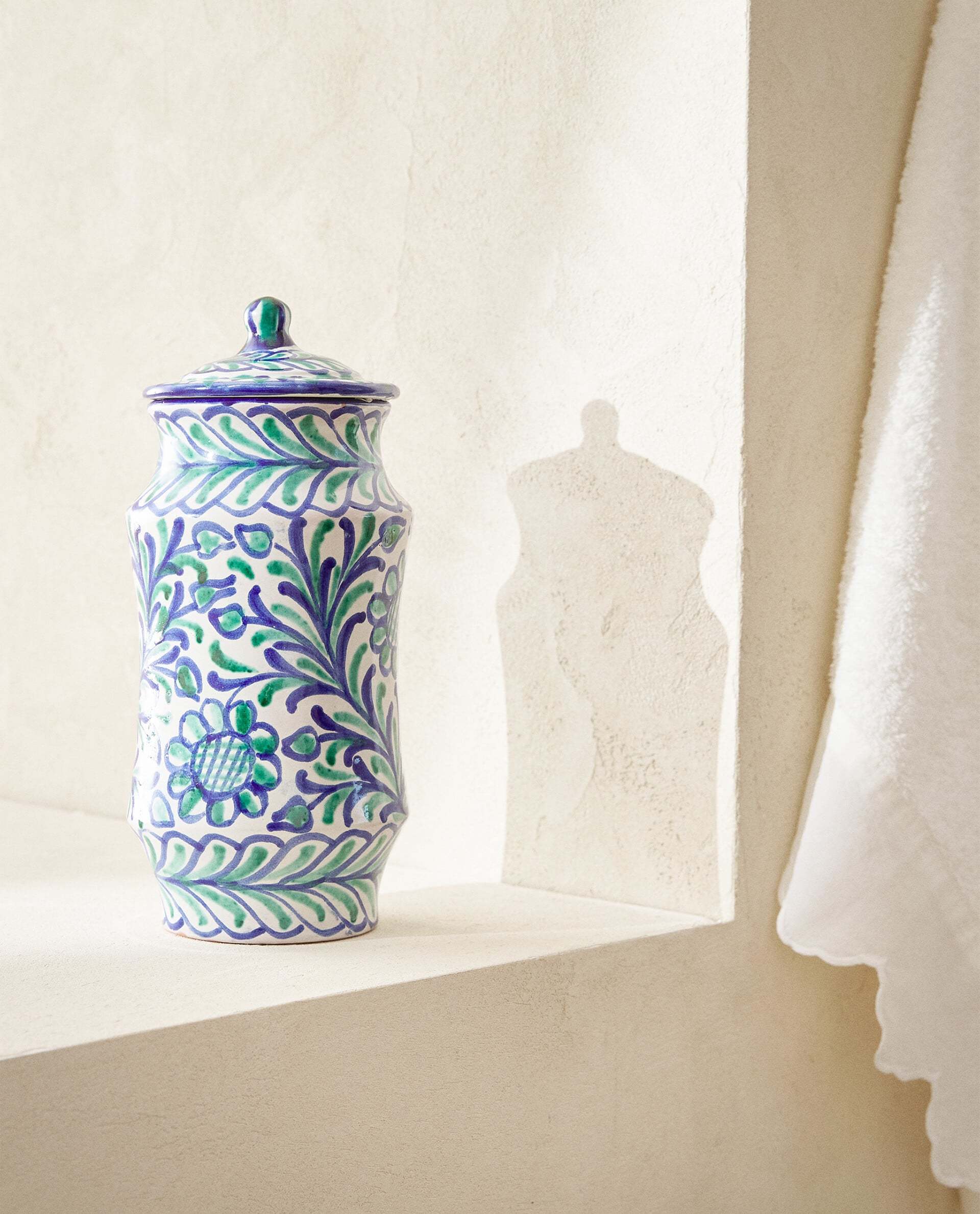 Bote de cerámica Fajalauza. Zara Home (29,99 euros).