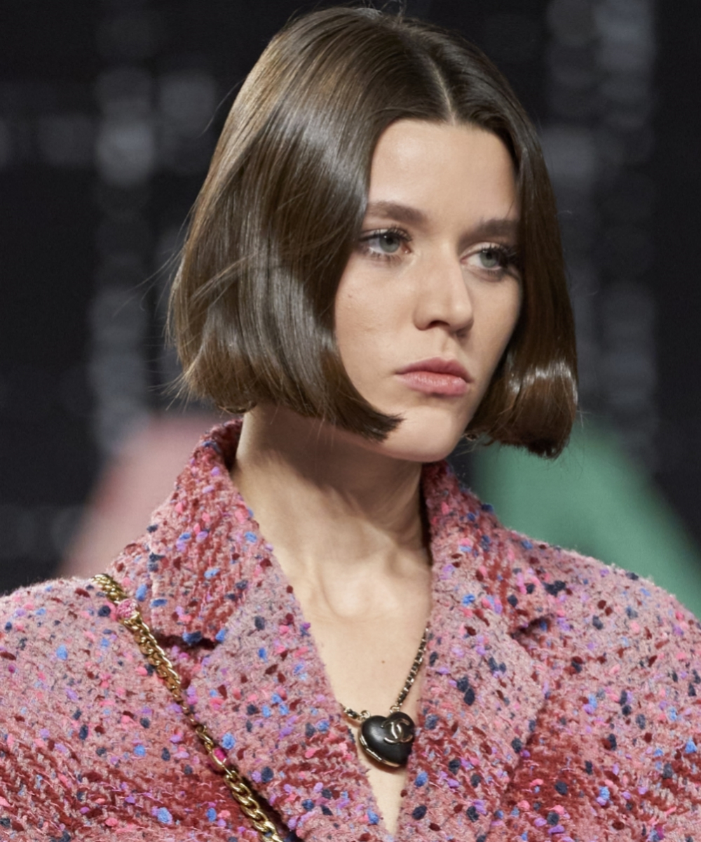 La modelo Vivienne Rohner con un corte de pelo bob en el desfile de Chanel otoño-invierno 2022-2023.