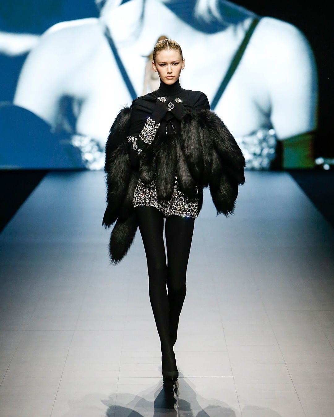 Look de coulotte con bordados y leggings, de Dolce & Gabbana.