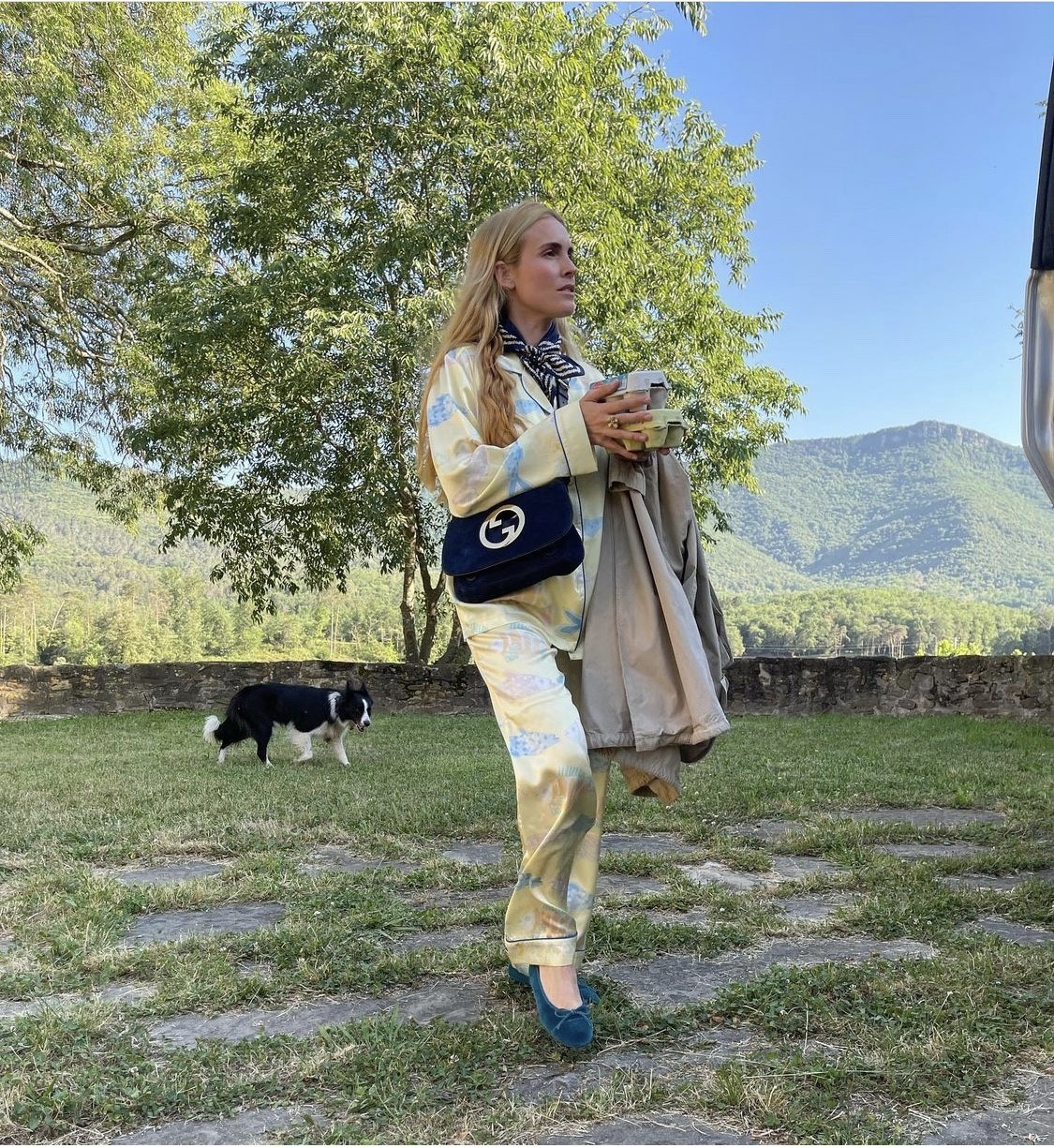 Blanca Miró con bailarinas y conjunto tipo pijama.