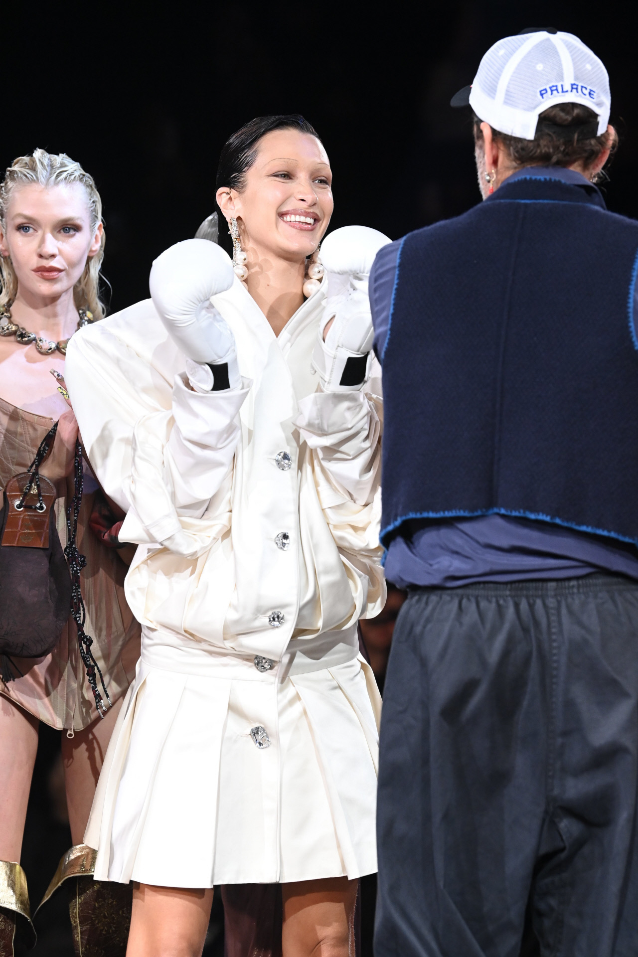 Las modelos Stella Maxwell y  Bella Hadid con Andreas Kronthaler, el diseñador de la firma Vivienne Westwood en París.