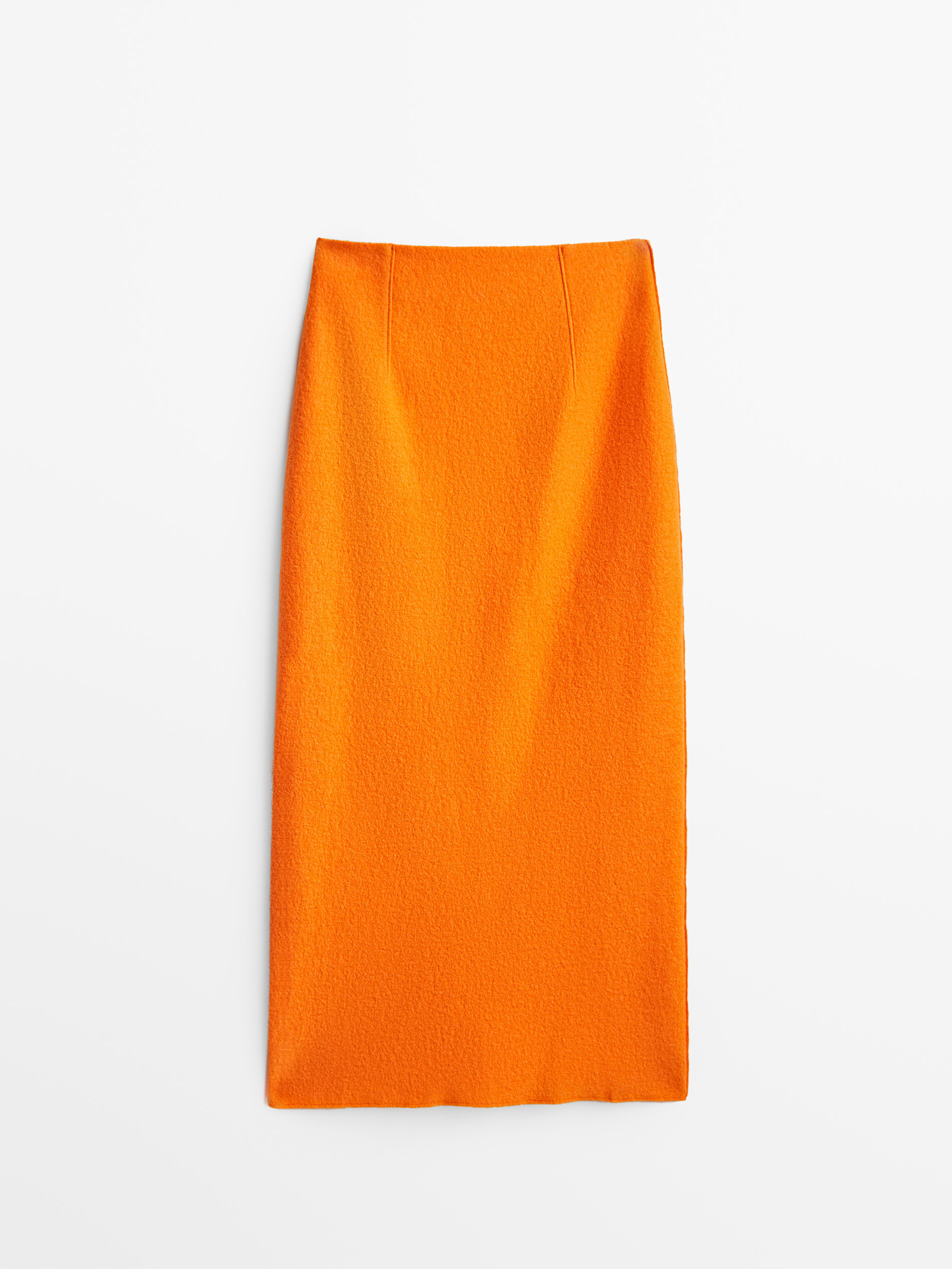 Falda en color mandarina de Massimo Dutti (89,95 euros).