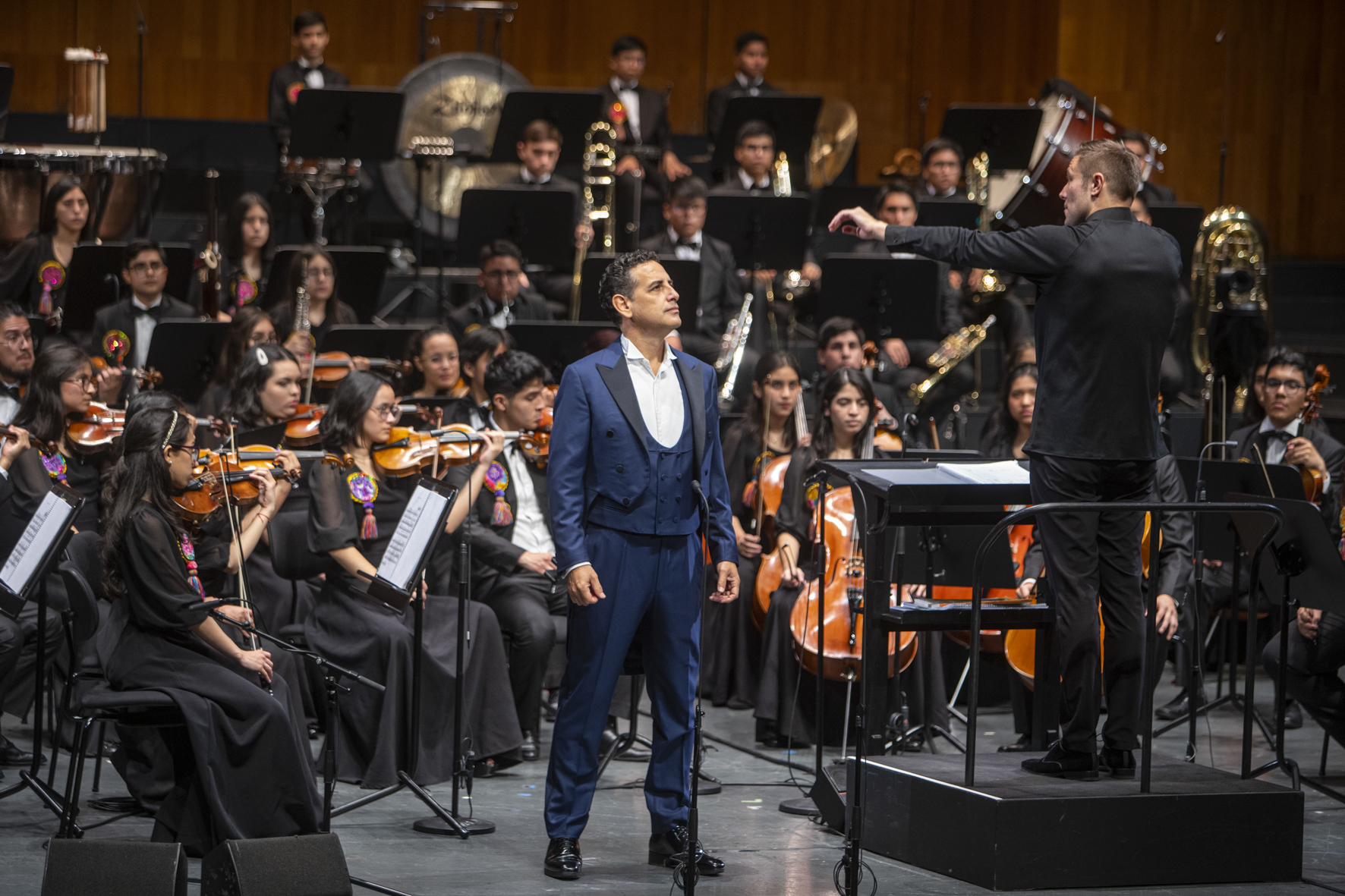 Juan Diego Flórez y la Orquesta Juvenil Sinfonía por el Perú en el Festival de Salzburgo, dirigidos por Roberto González-Monjas