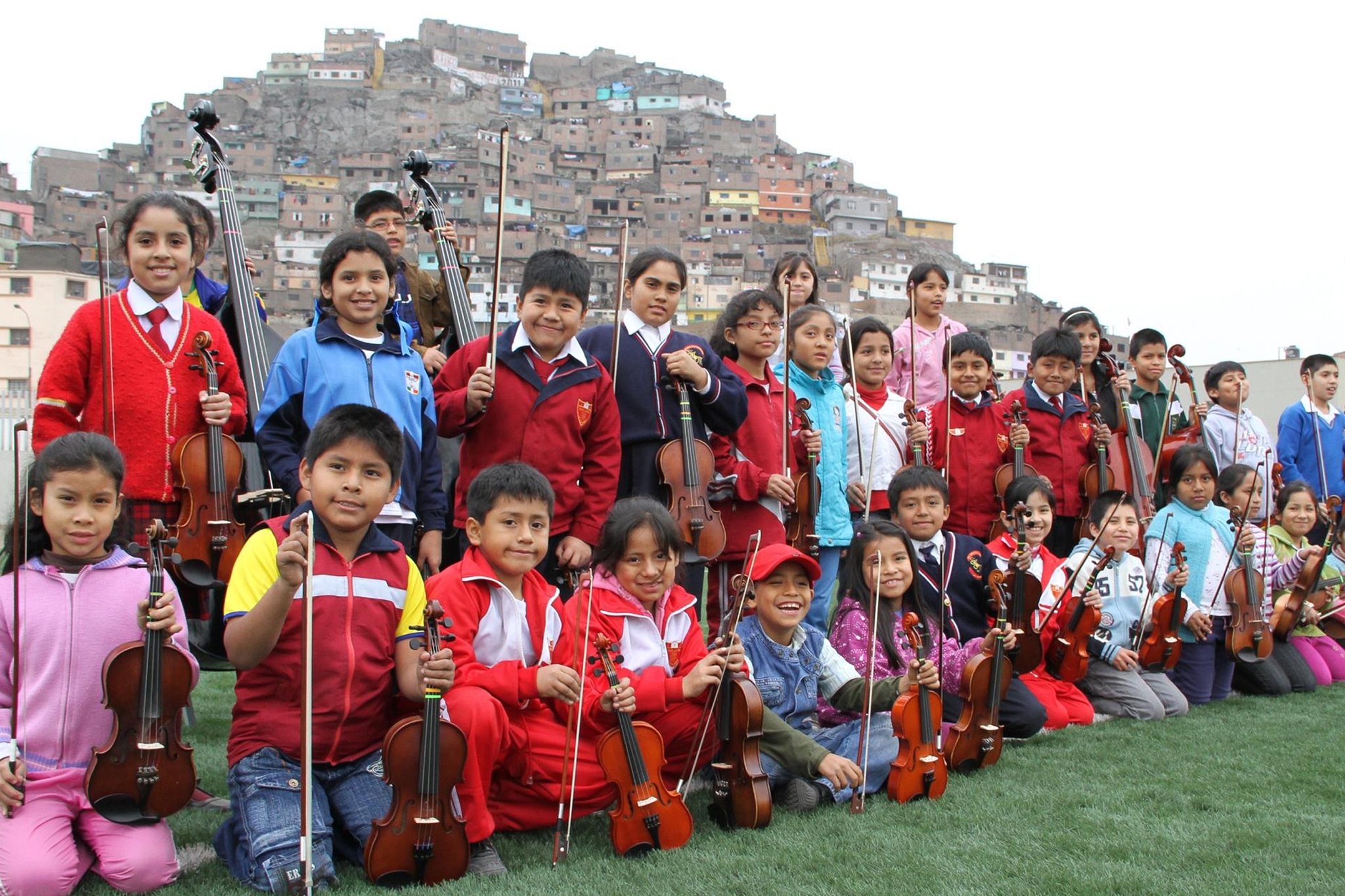 Alumnos de Sinfonía por el Perú en sus inicios, en 2011
