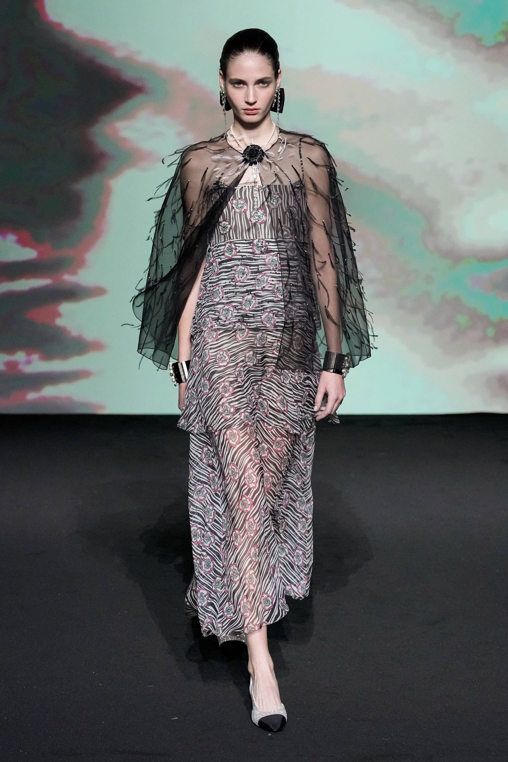 Vestido estampado con capa de tul con plumas de Chanel primavera-verano 2023.