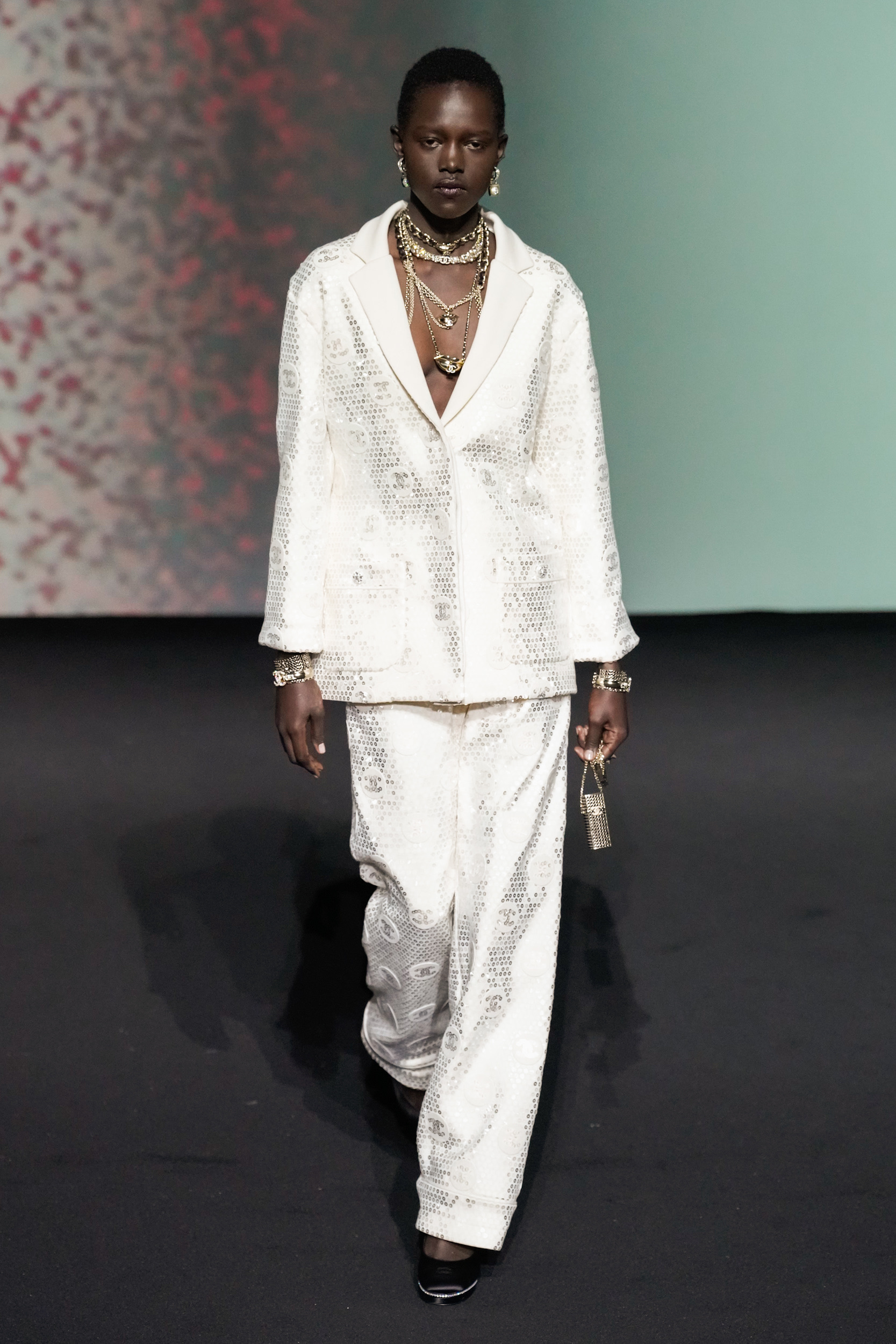Un sastre blanco de Chanel primavera-verano 2023.