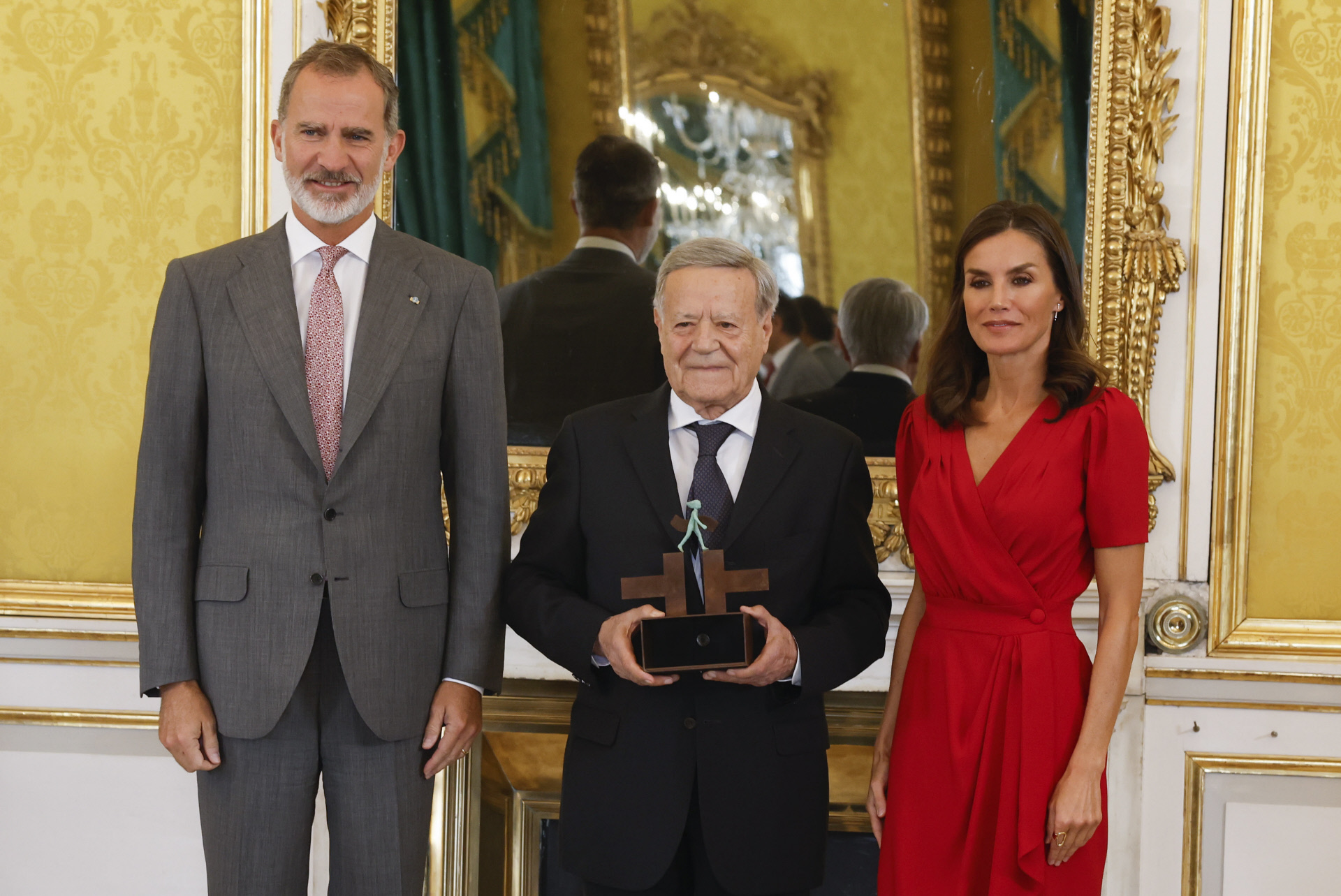 Sus Majestades los Reyes tras la entrega del "Premio Ñ 2022" a Gabriele Morelli.