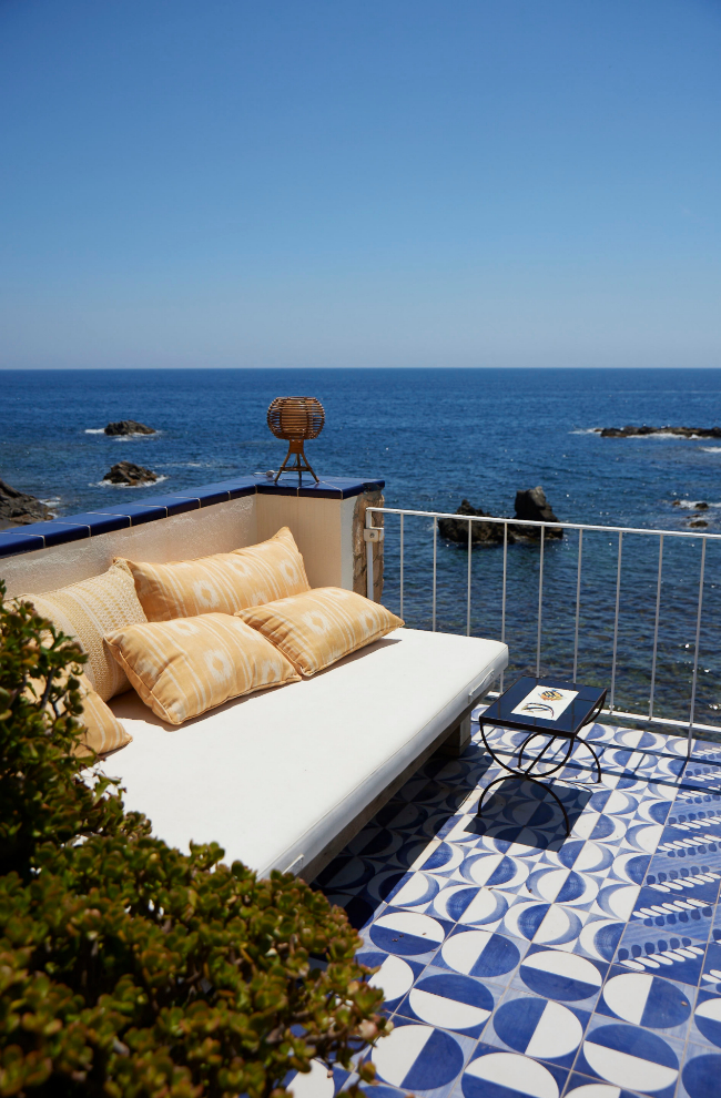 La terraza inferior, con azulejos de marcado carácter mediterráneo