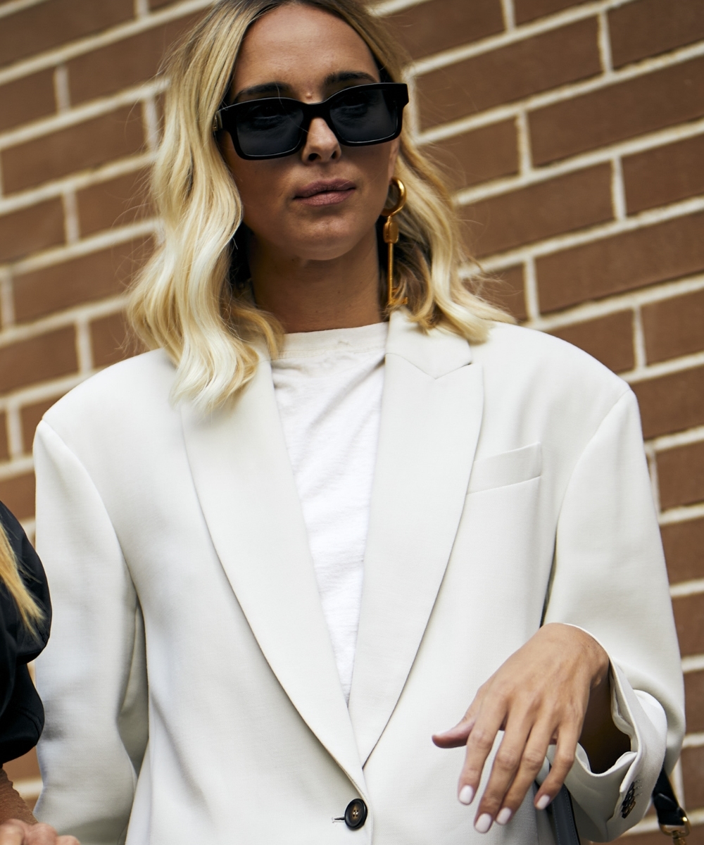 Candela Pelizza con una manicura blanca en el street style de la Semana de la Moda de Milán.