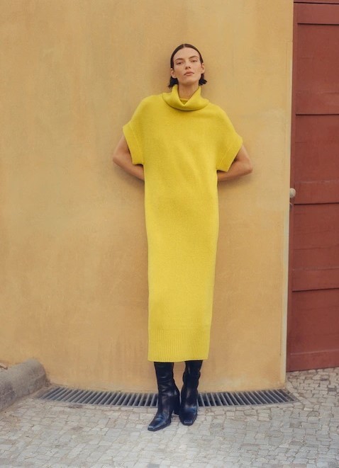 Vestido de punto amarillo de Massimo Dutti.