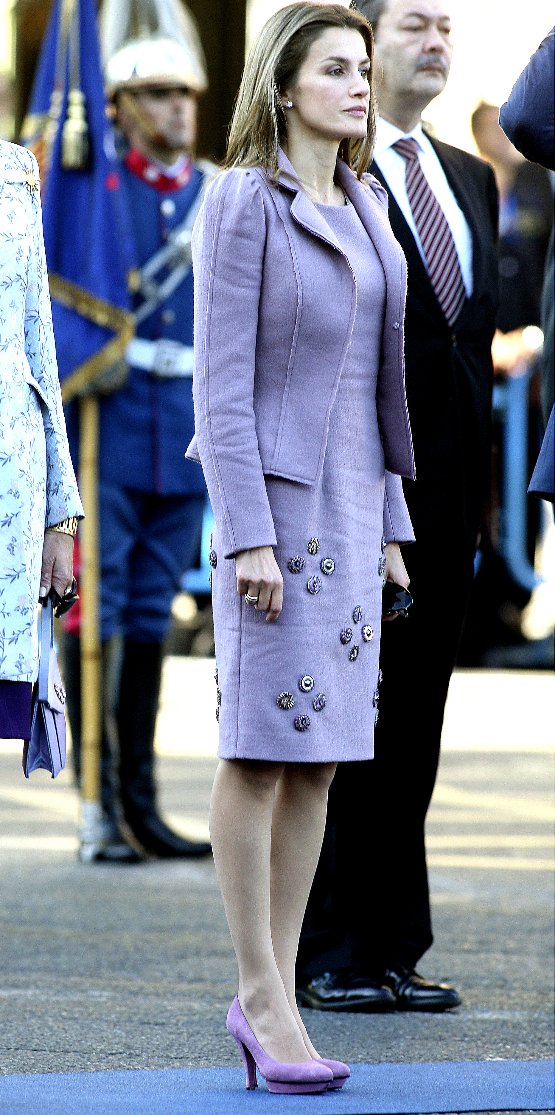 La reina Letizia con look lila de Felipe Varela en el desfile del 12 de octubre.