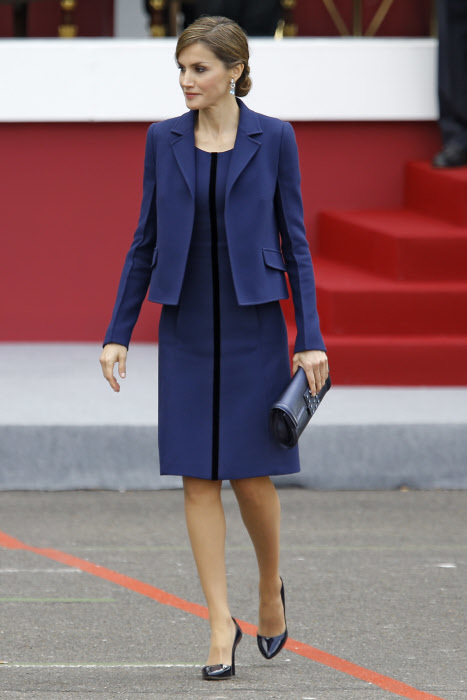 La reina Letizia, de azul, en el desfile del 12 de octubre de 2015.